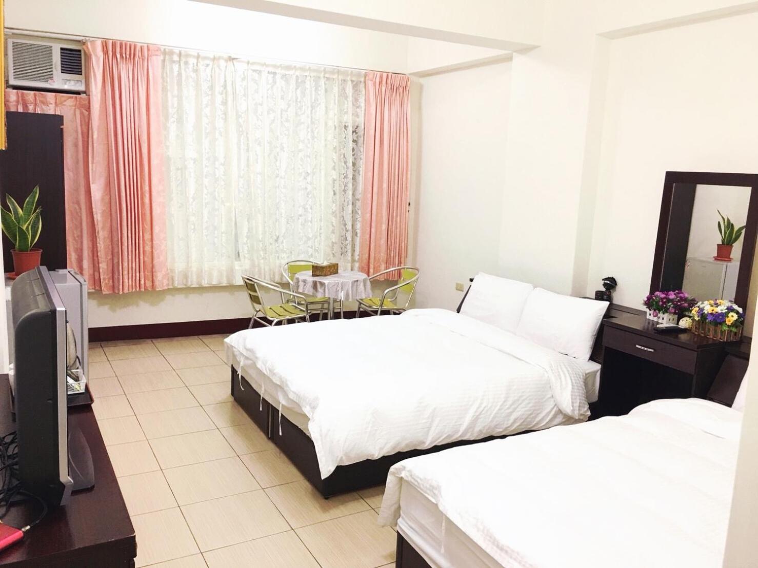 Standard Queen Room with Two Queen Beds photo 3