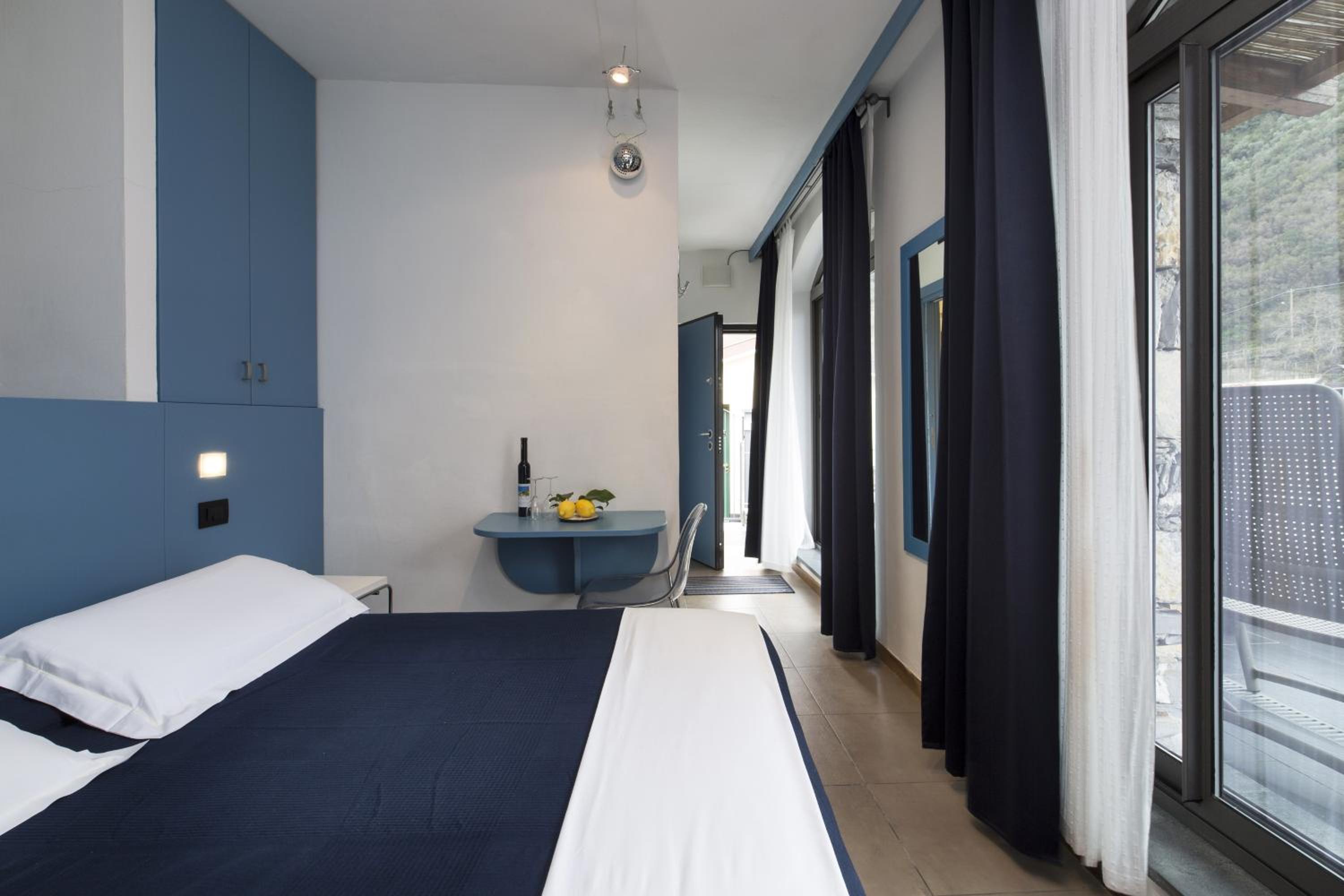 Deluxe Double Room with Balcony and Sea View photo 1