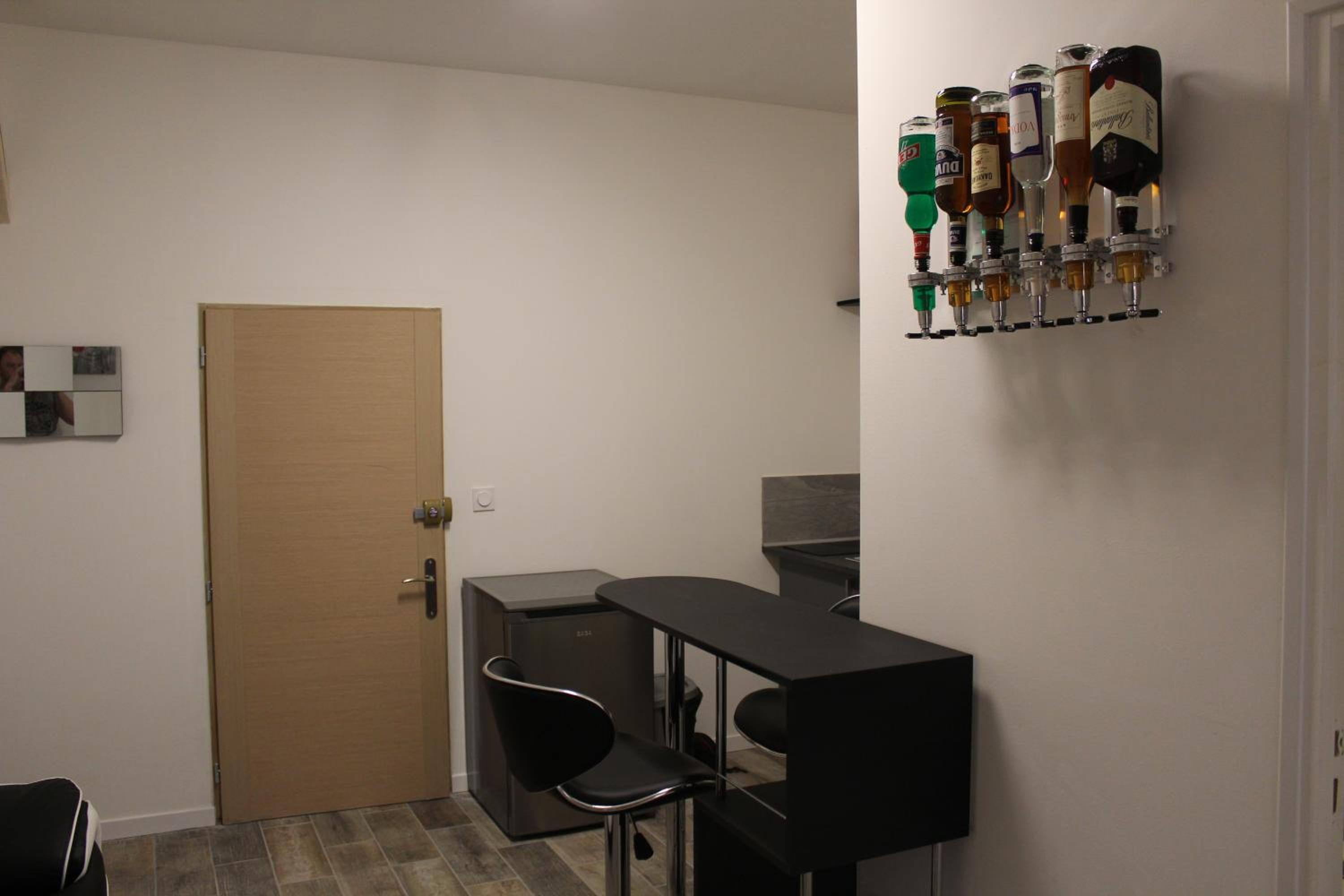 One-Bedroom Apartment - Photo 3
