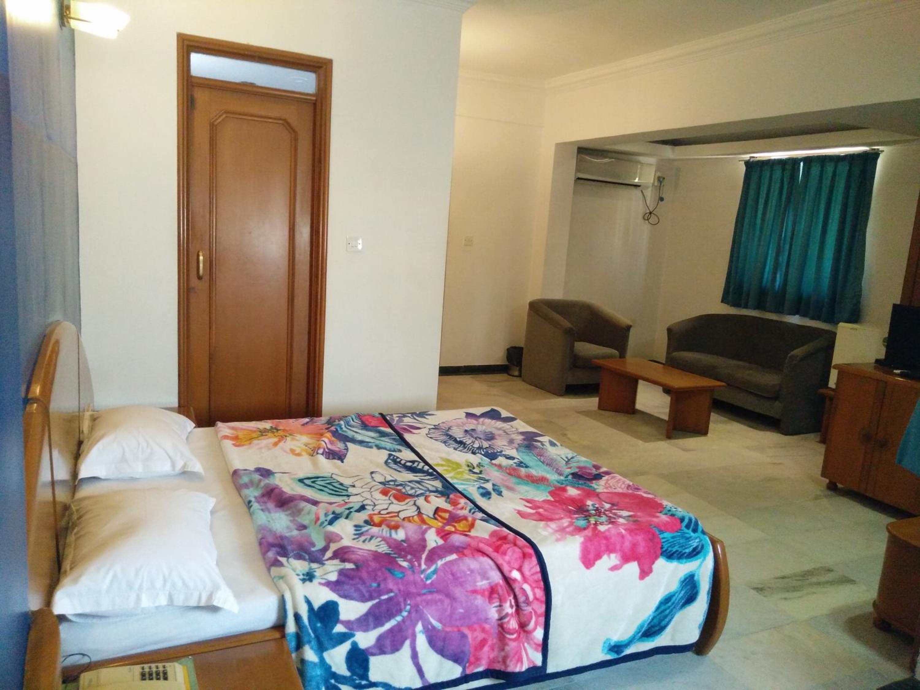 Suite - Photo 1