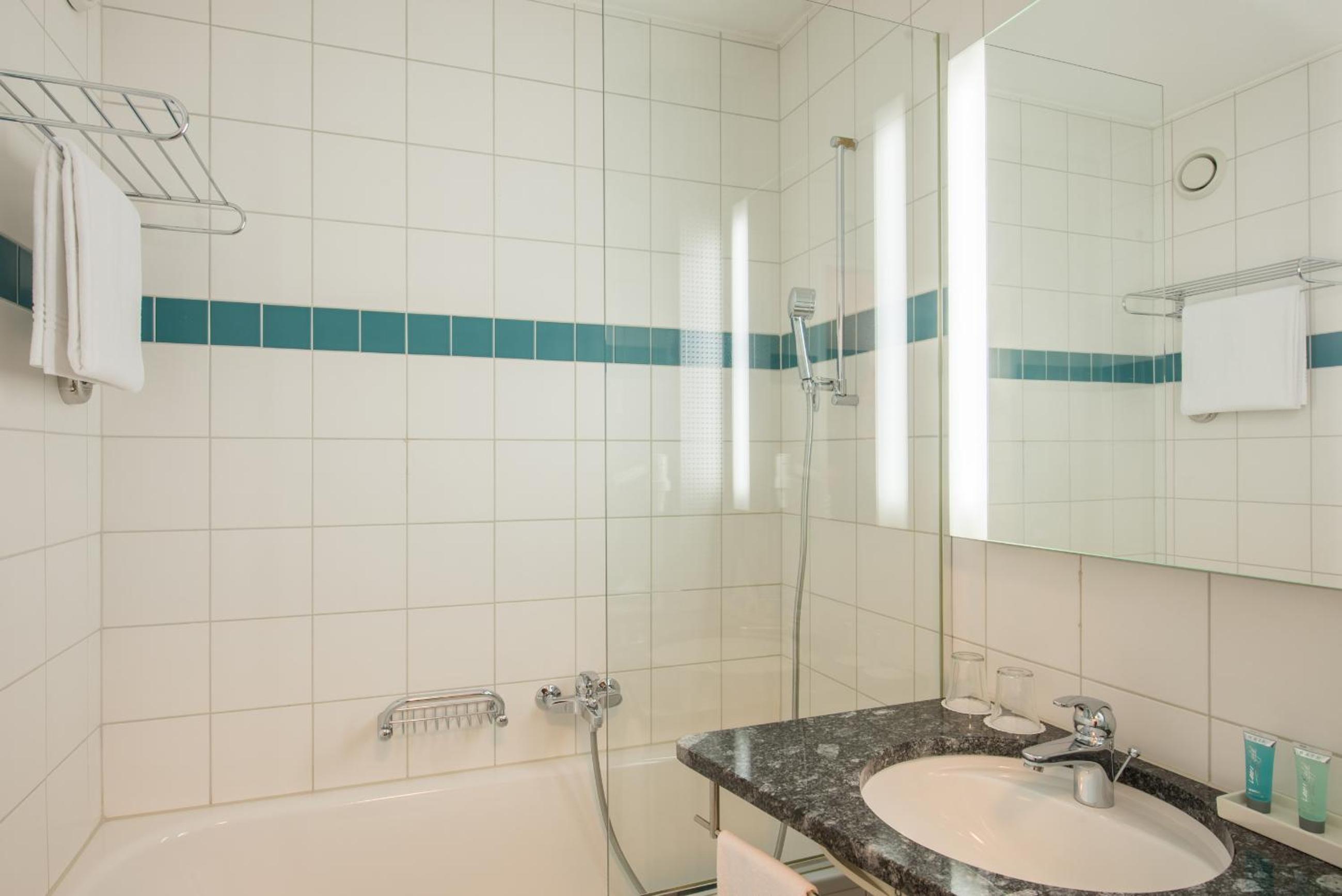 Standard Double or Twin Room - Photo 6
