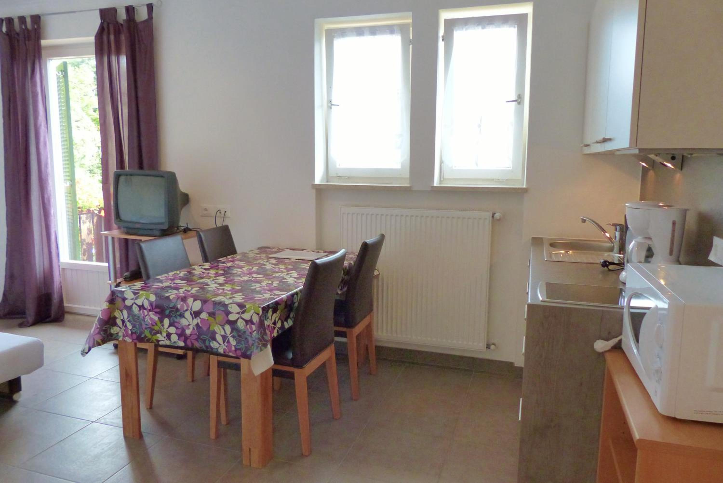 One-Bedroom Apartment - Photo 4