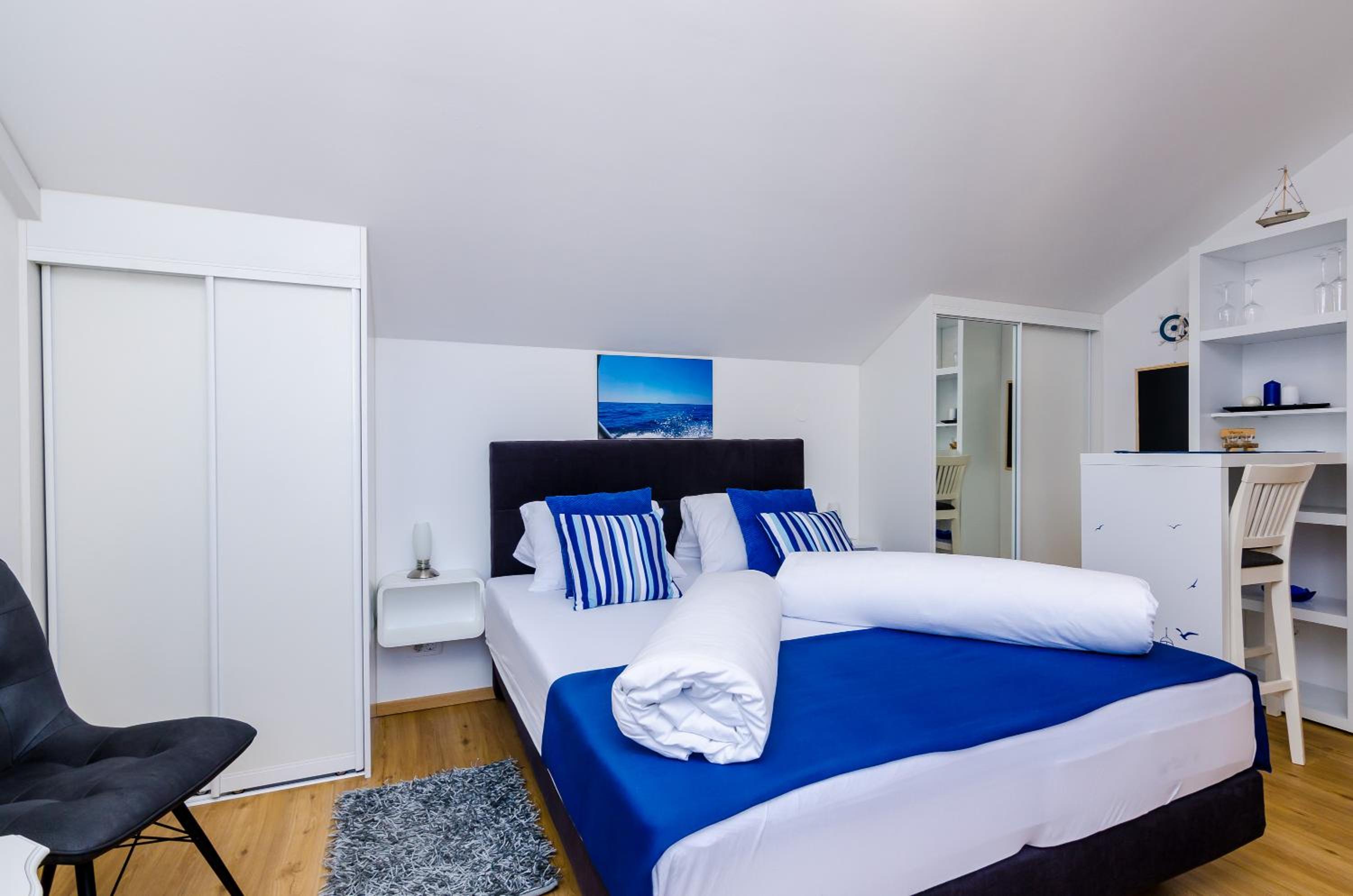 Studio Apartment with Balcony photo 2