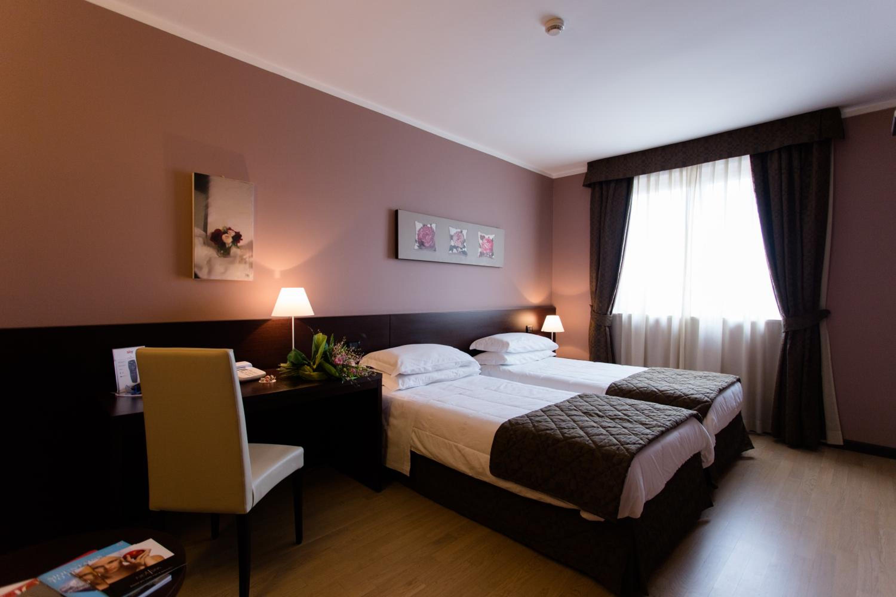 Large Twin Room - Photo 2
