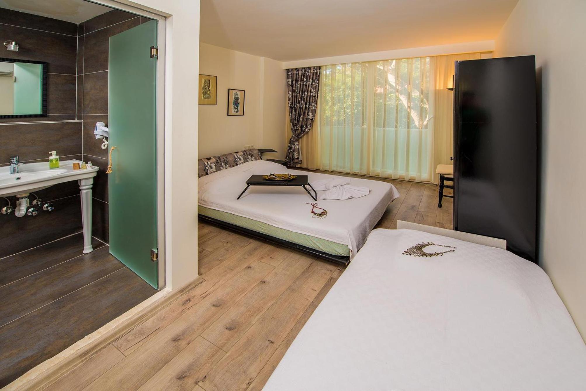 Double Room with Balcony (3 Adults) - Photo 1
