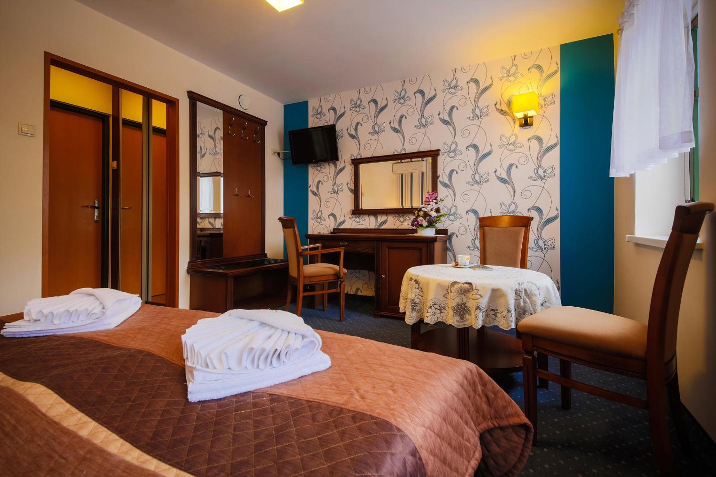 Double or Twin Room - Photo 9