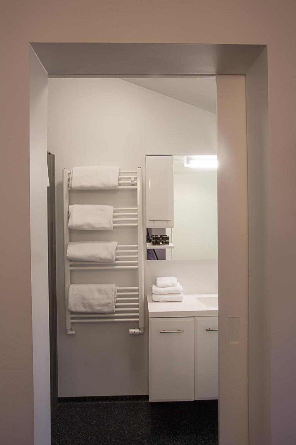 Family Room with Private Bathroom - Photo 2