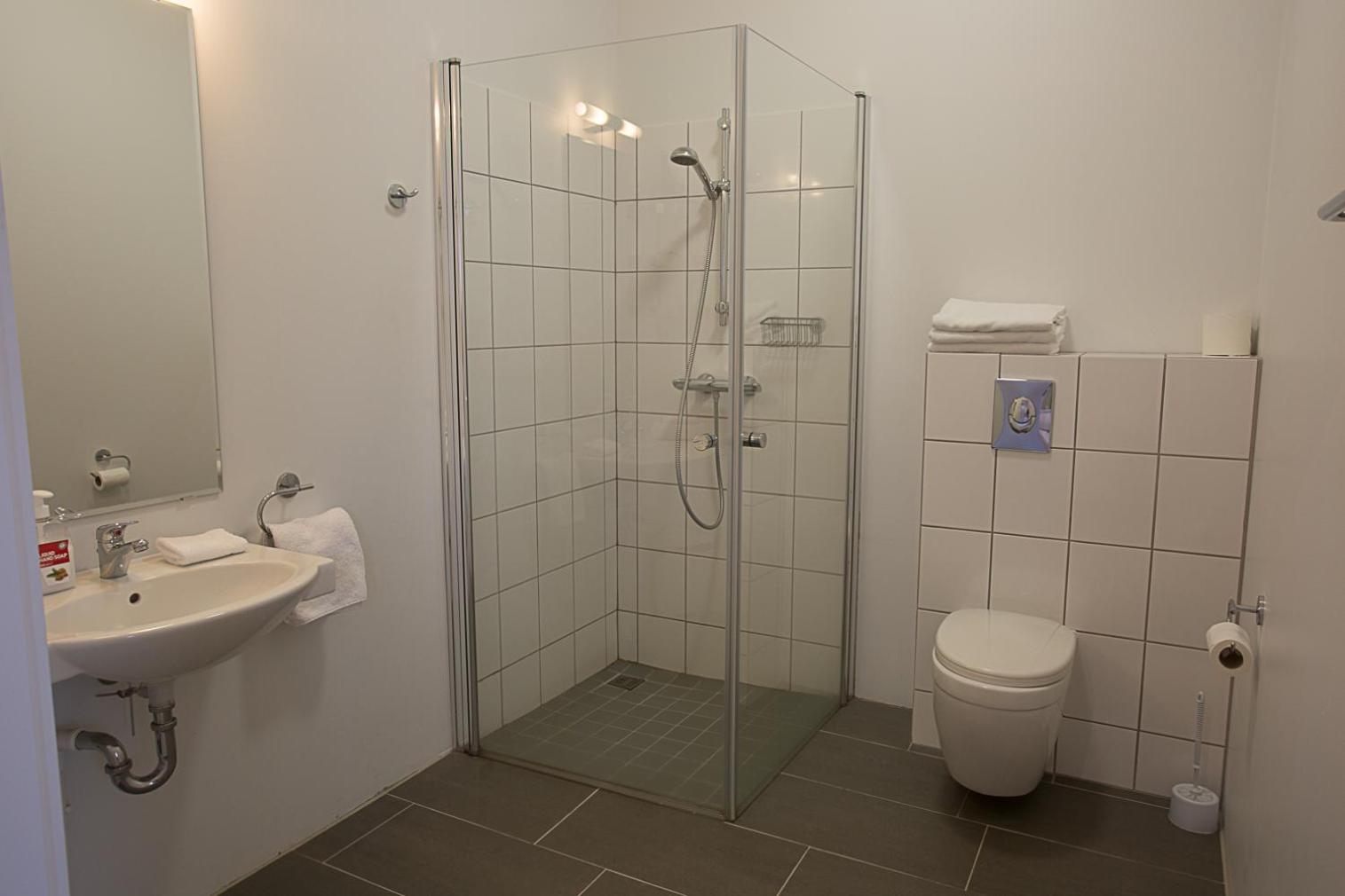 Twin Room with Private Bathroom - Photo 6