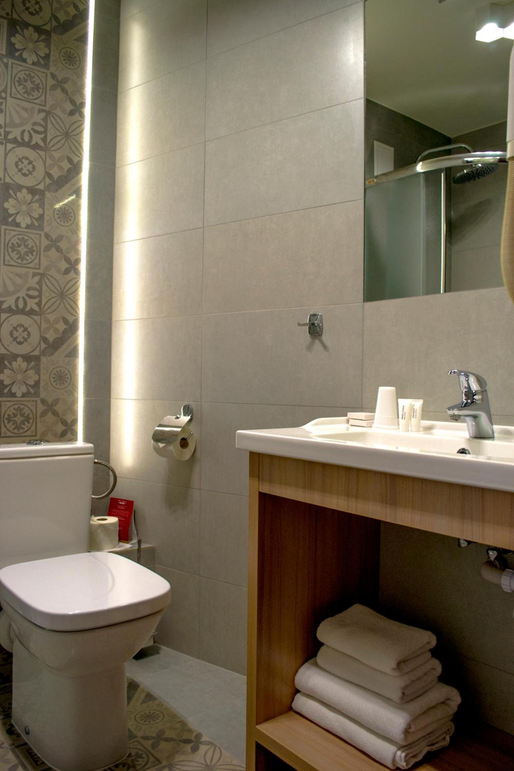 Twin Room - Photo 11