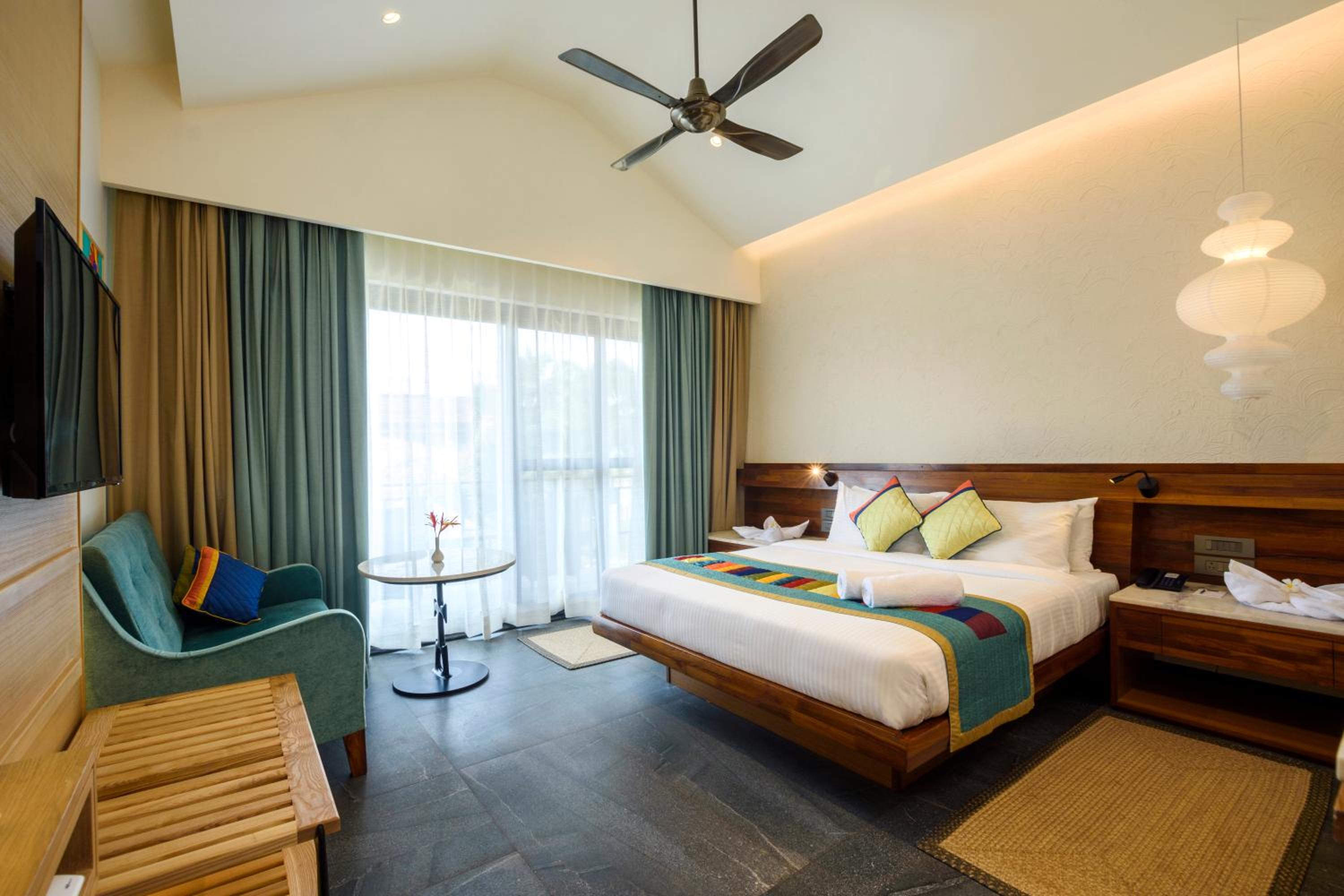 Superior Double Room with Pool View -  15% Food & Soft Beverages discount on A-la-carte (till 30th Sep) - Photo 9