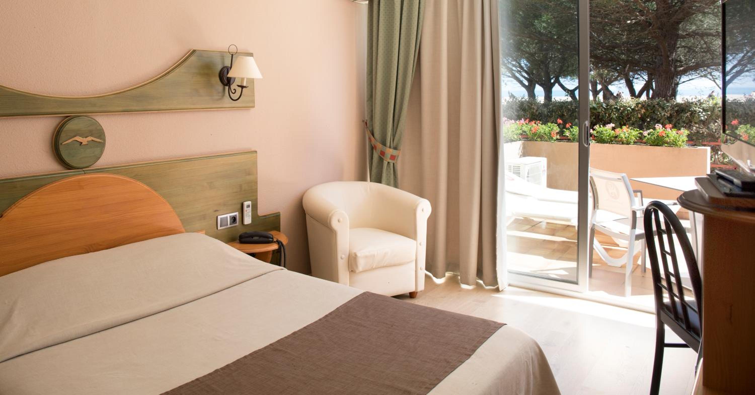 Room with Balcony - Lateral Sea View - Photo 7