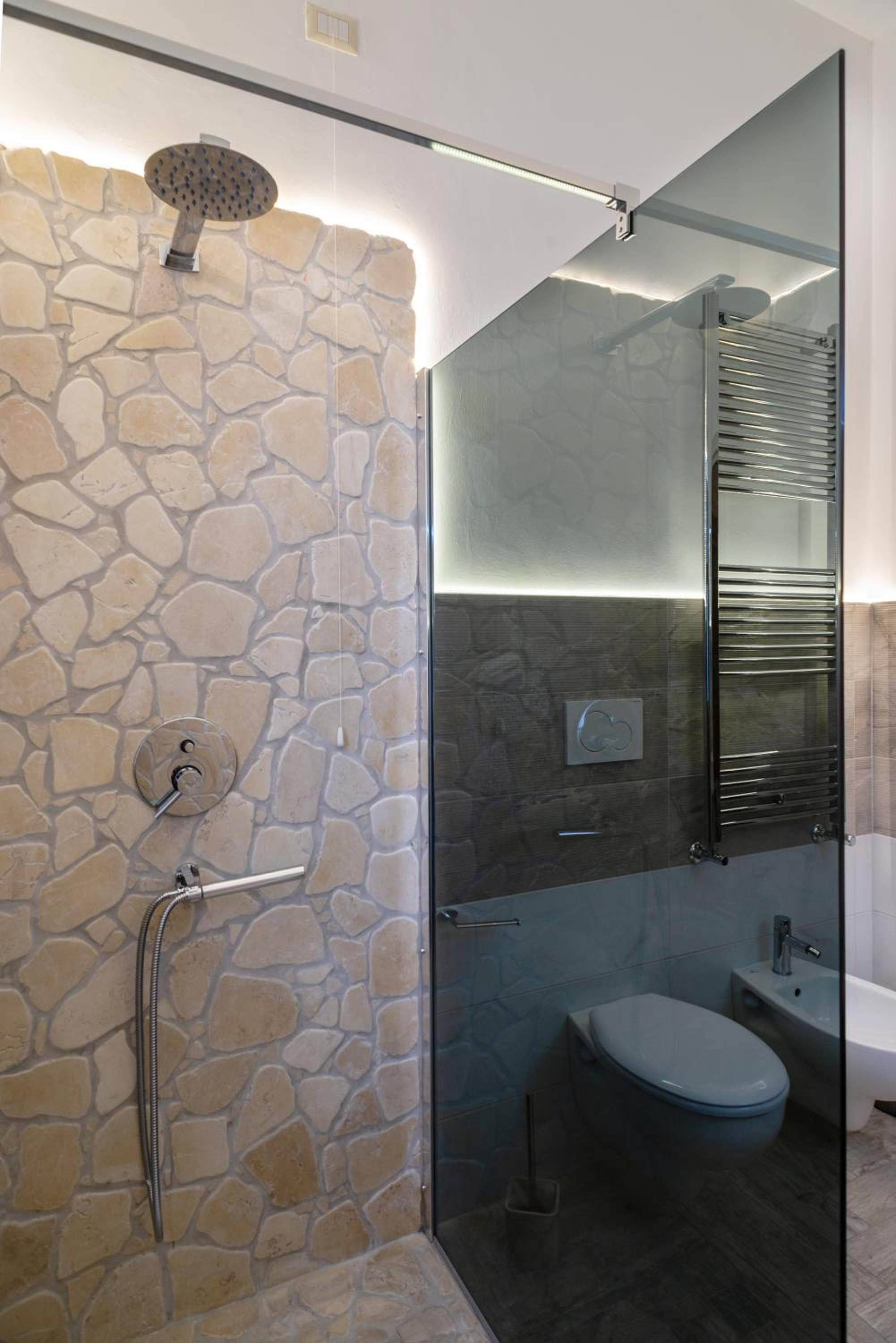 Queen Suite with Spa Bath photo 2
