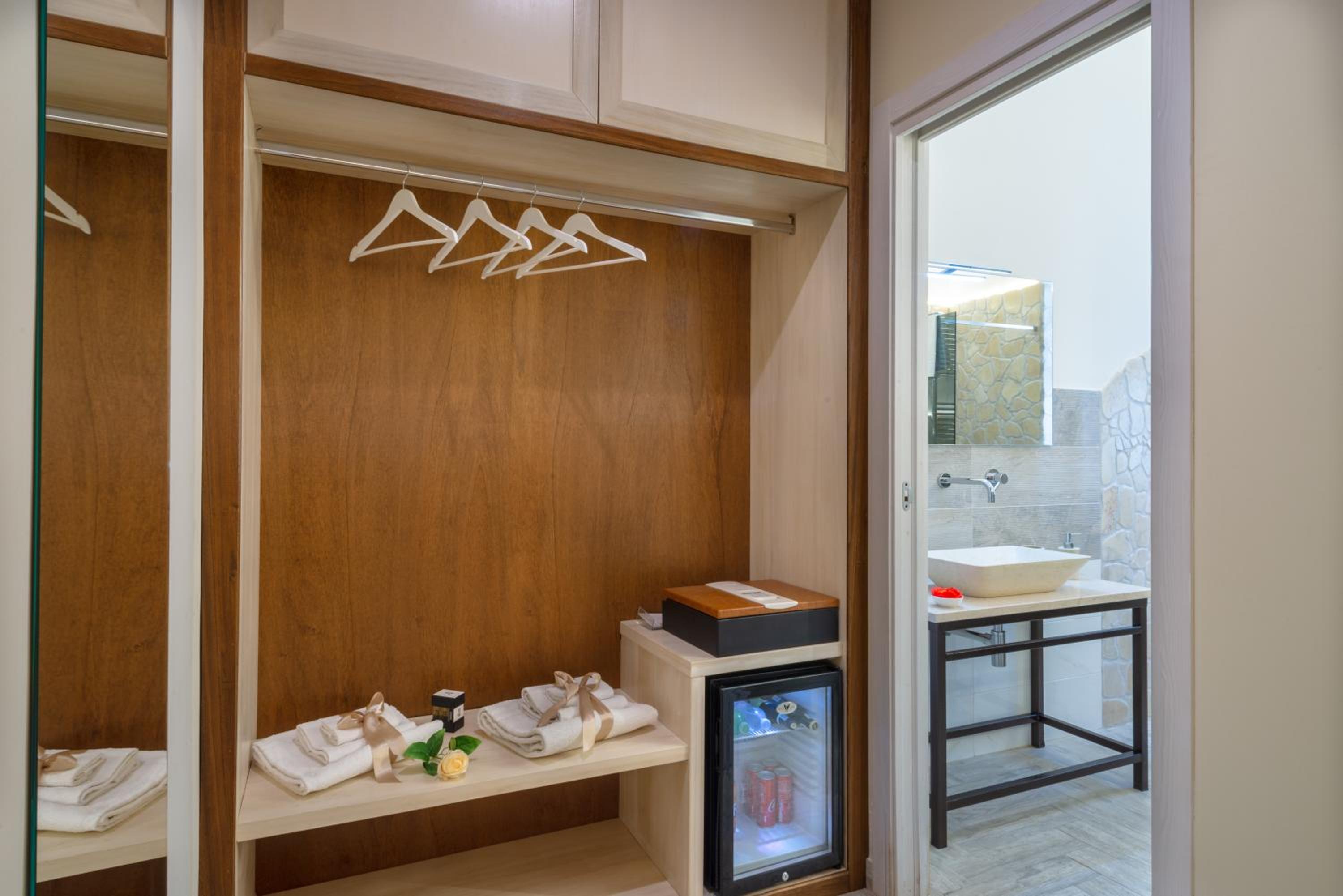 Queen Suite with Spa Bath photo 2