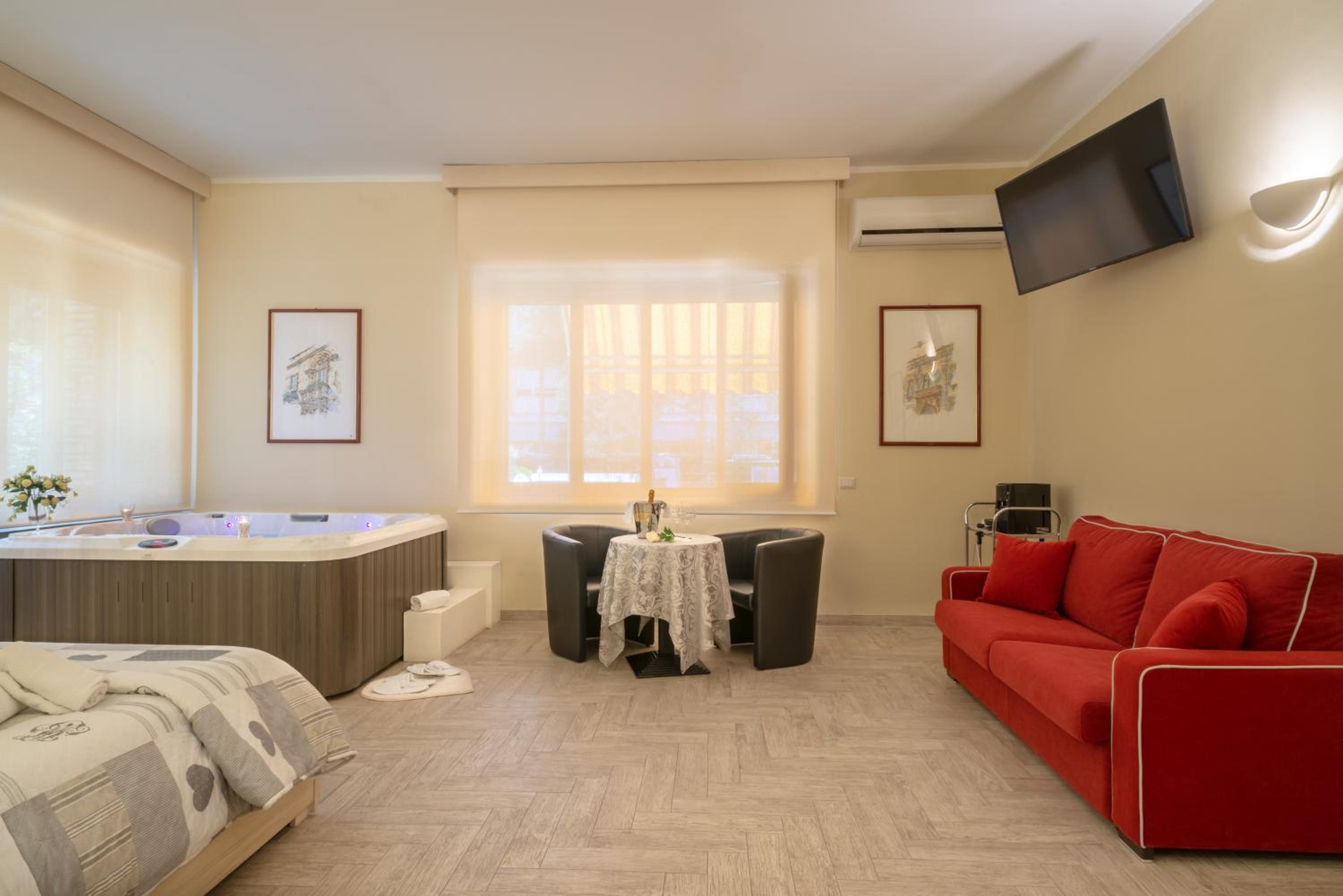 Queen Suite with Spa Bath photo 3