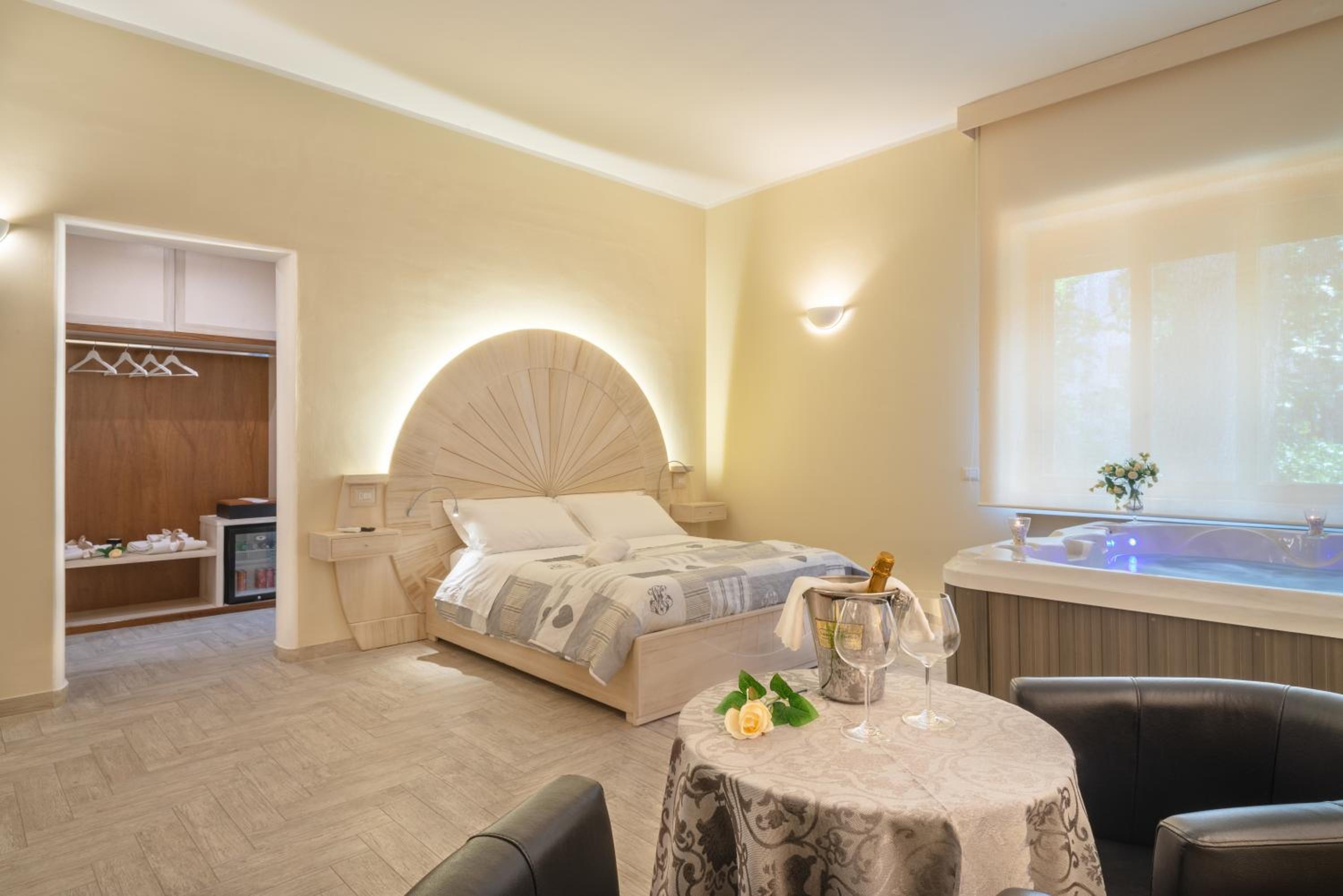 Queen Suite with Spa Bath photo 1