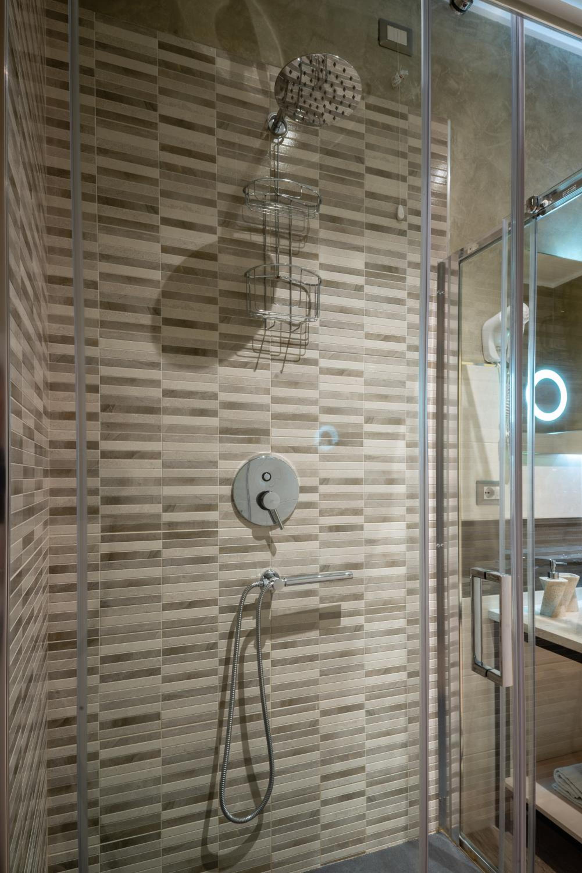 Deluxe Suite with Spa Bath photo 2