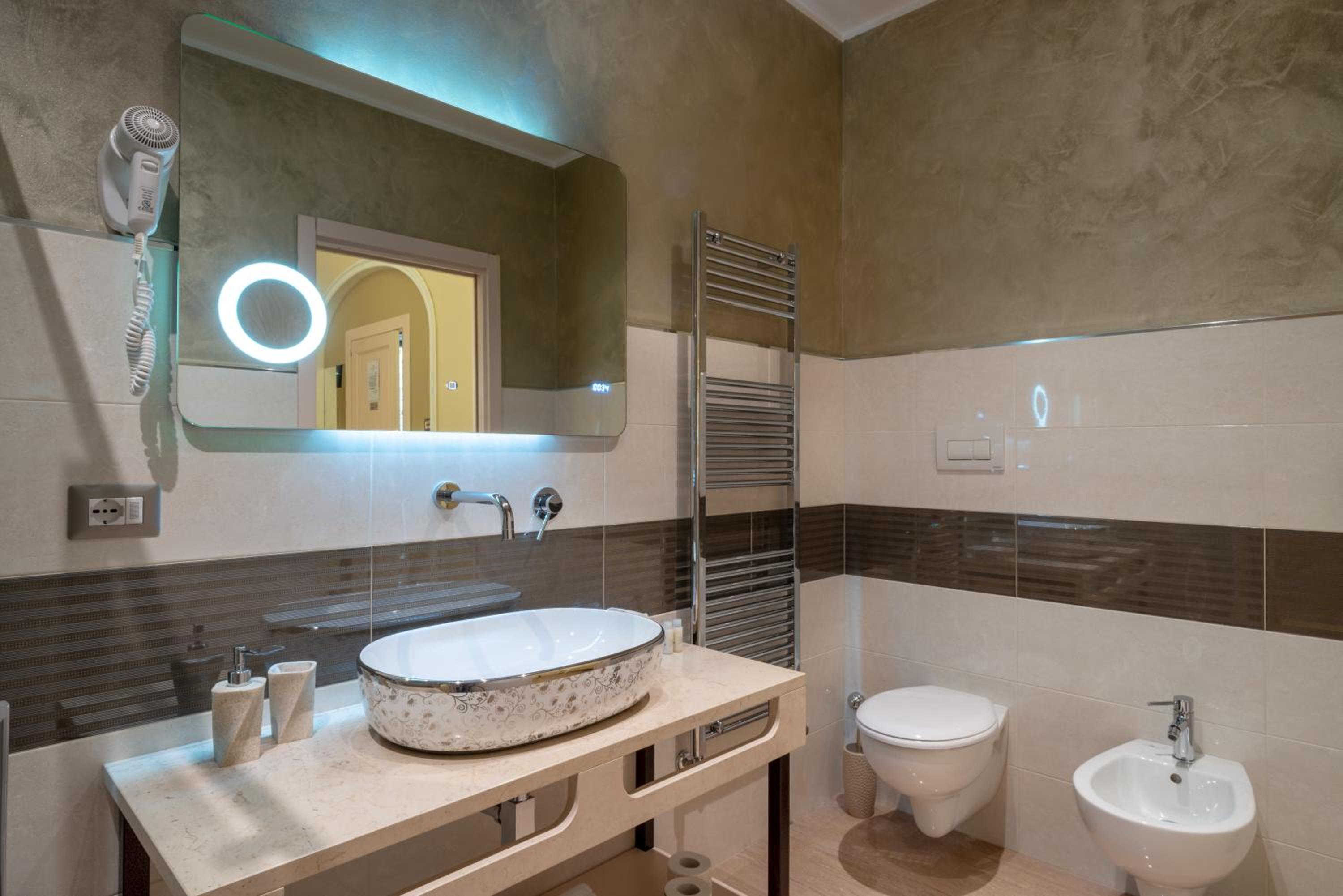 Deluxe Suite with Spa Bath photo 3