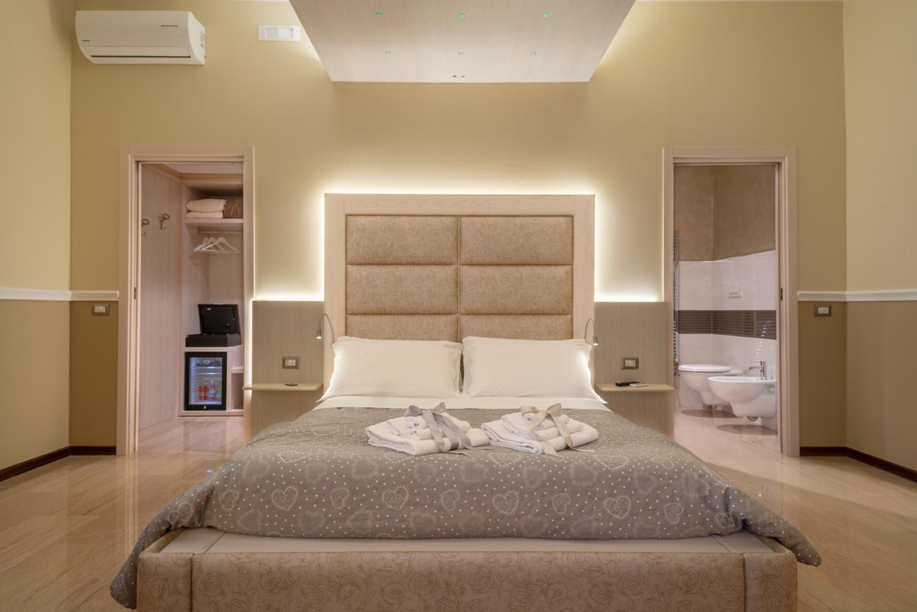Deluxe Suite with Spa Bath photo 3