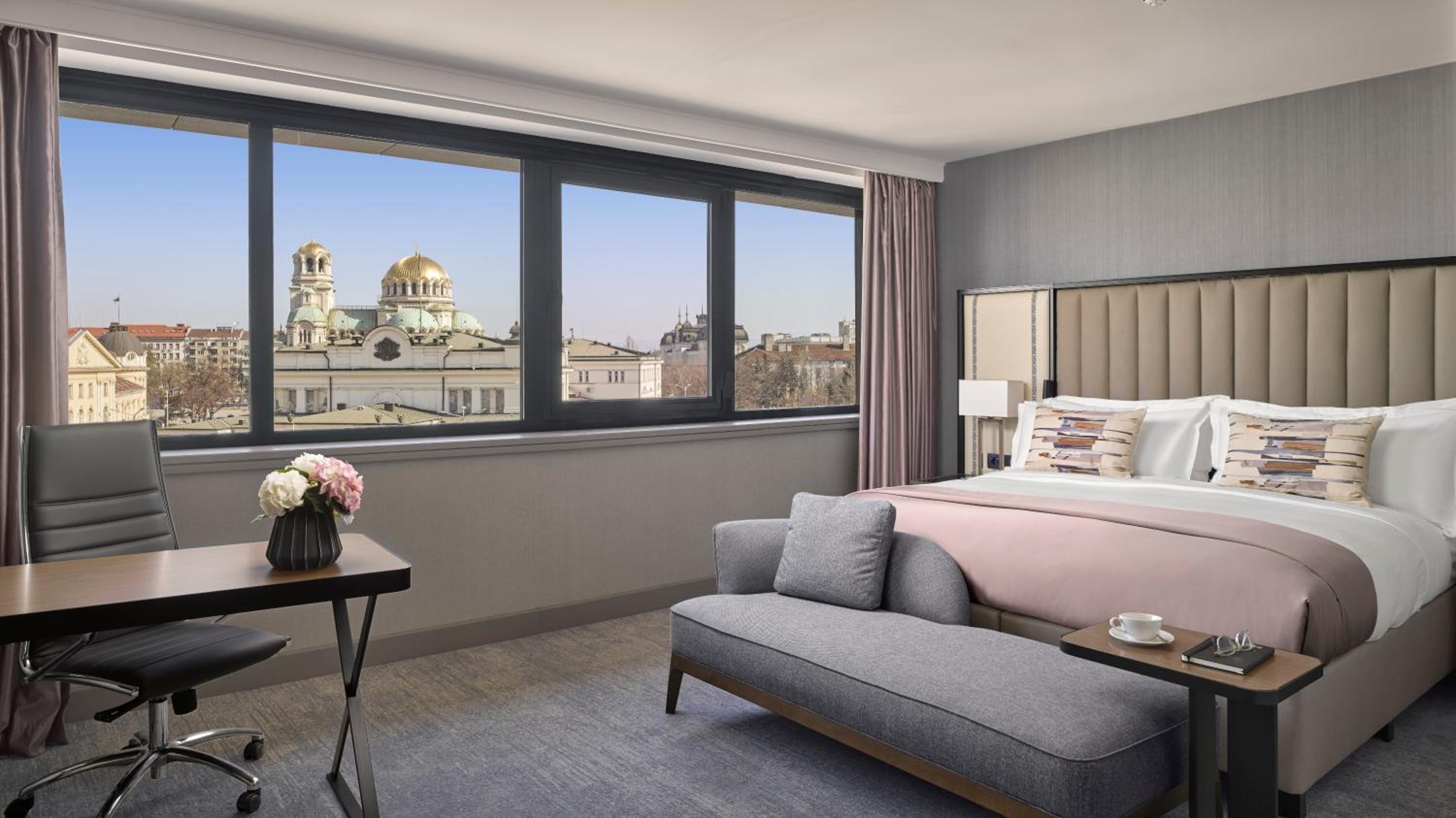 Classic King Room with Cathedral View - Photo 2
