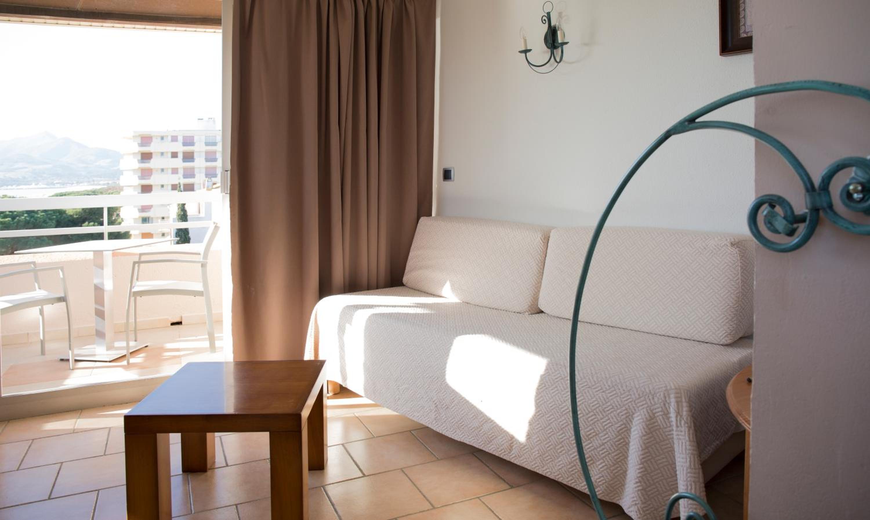 Room with Living Room - Sea View and Terrace - Photo 10