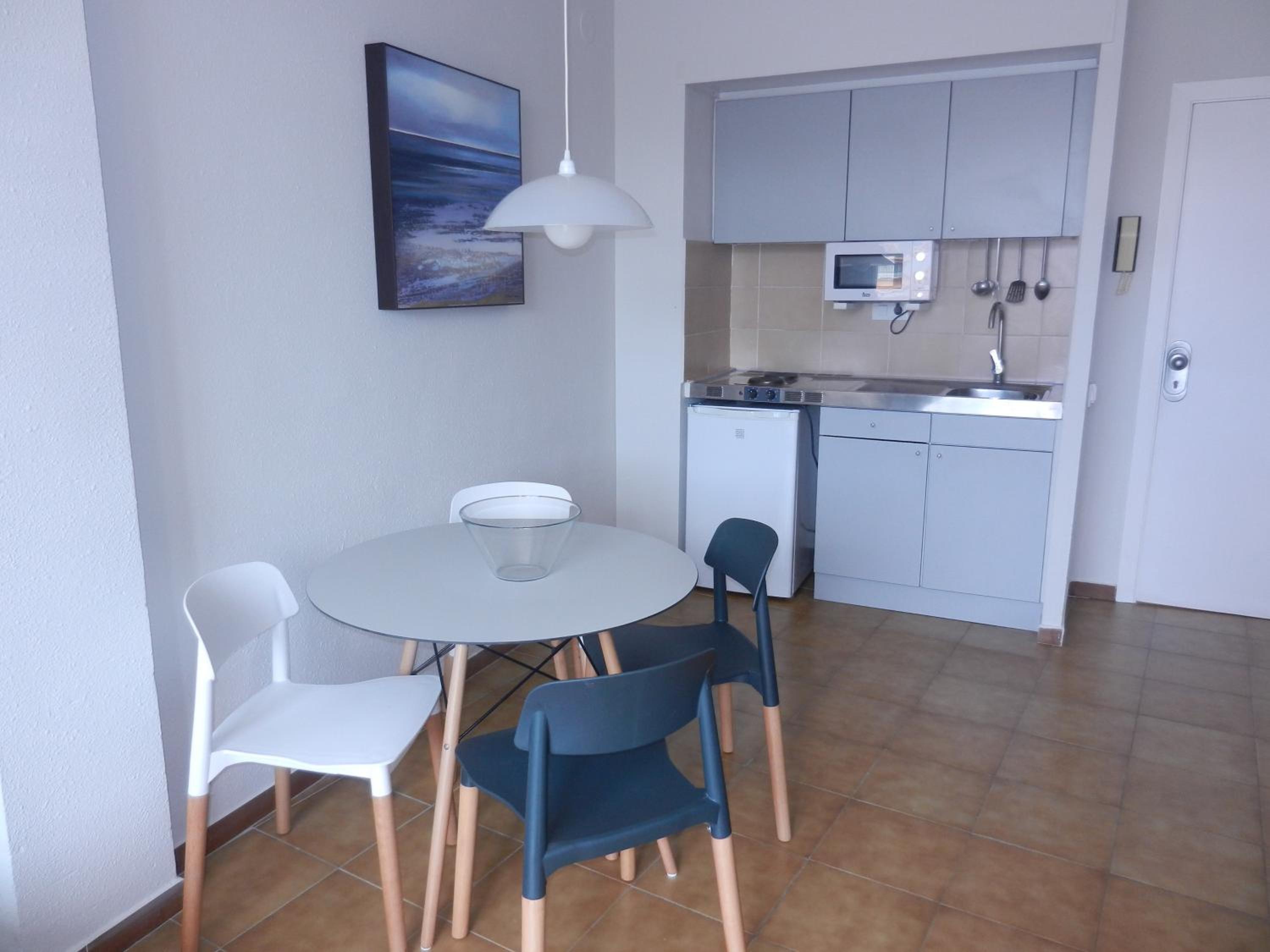 Studio with Balcony (2-3 Adults) - Photo 3