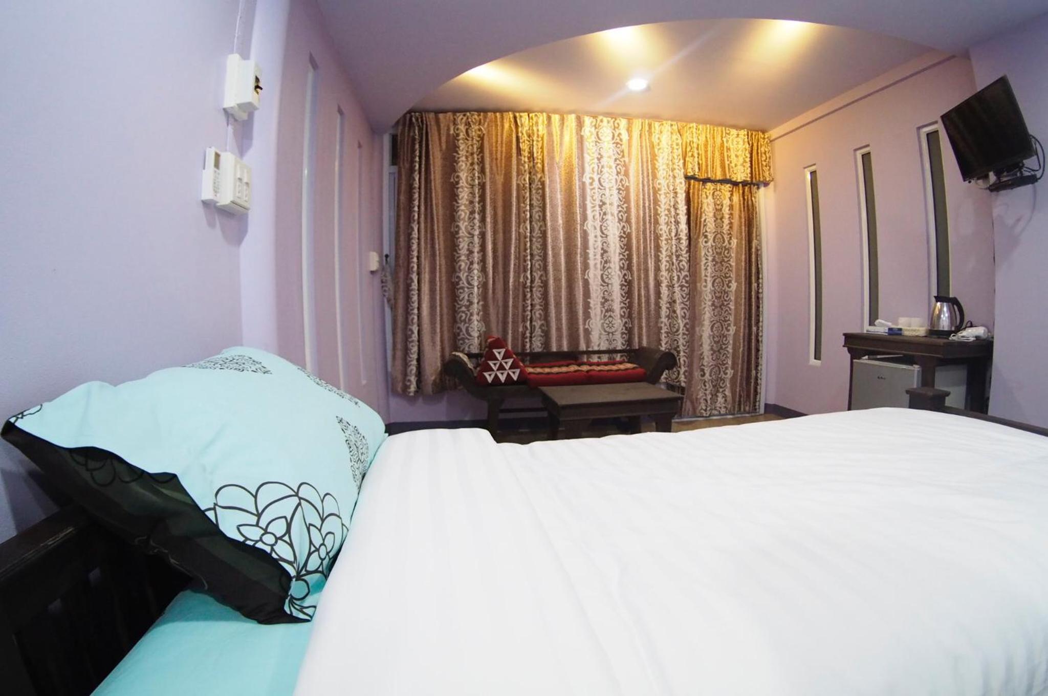 Twin Room with Private Bathroom - Photo 18