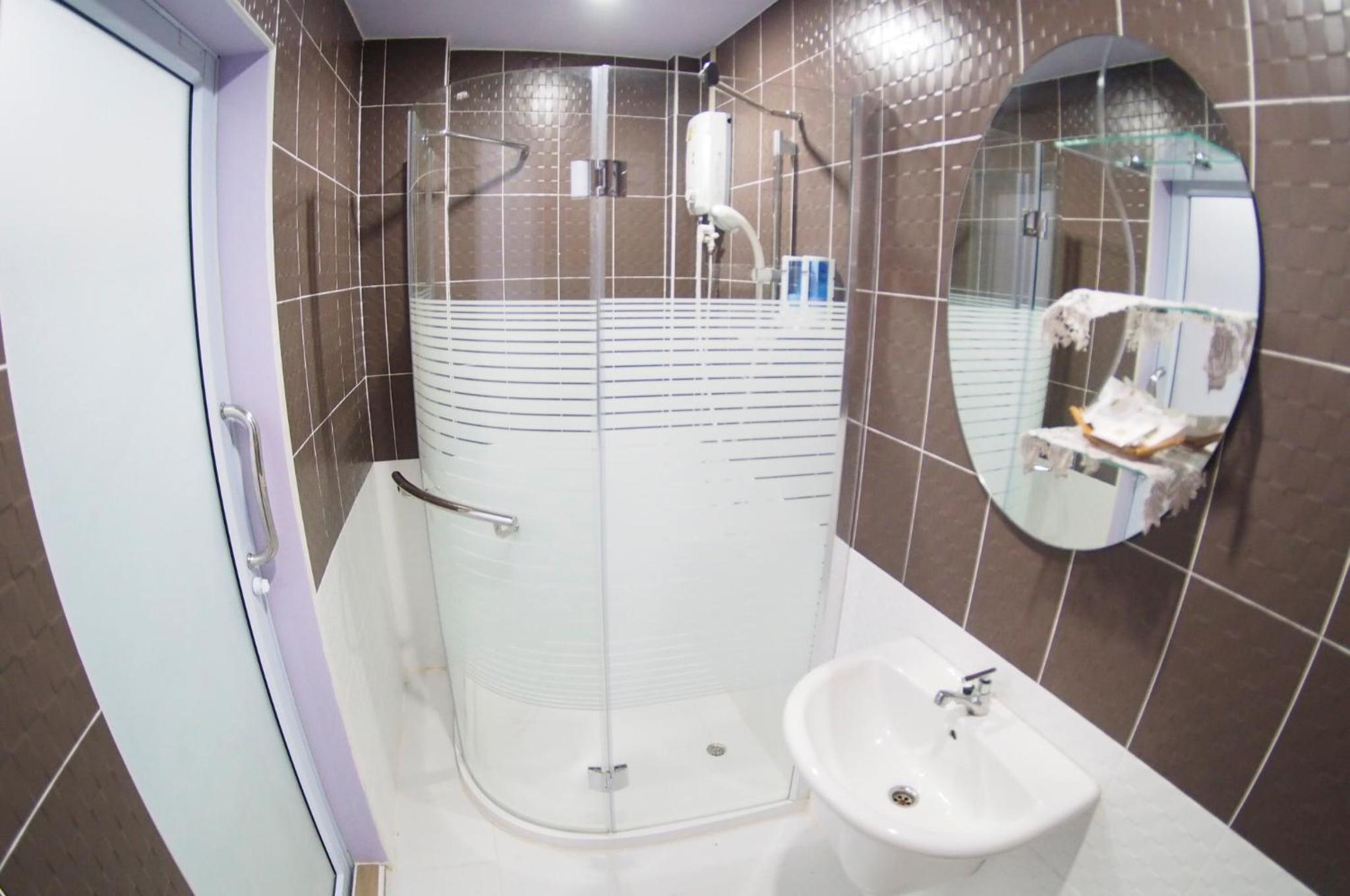 Twin Room with Private Bathroom - Photo 19