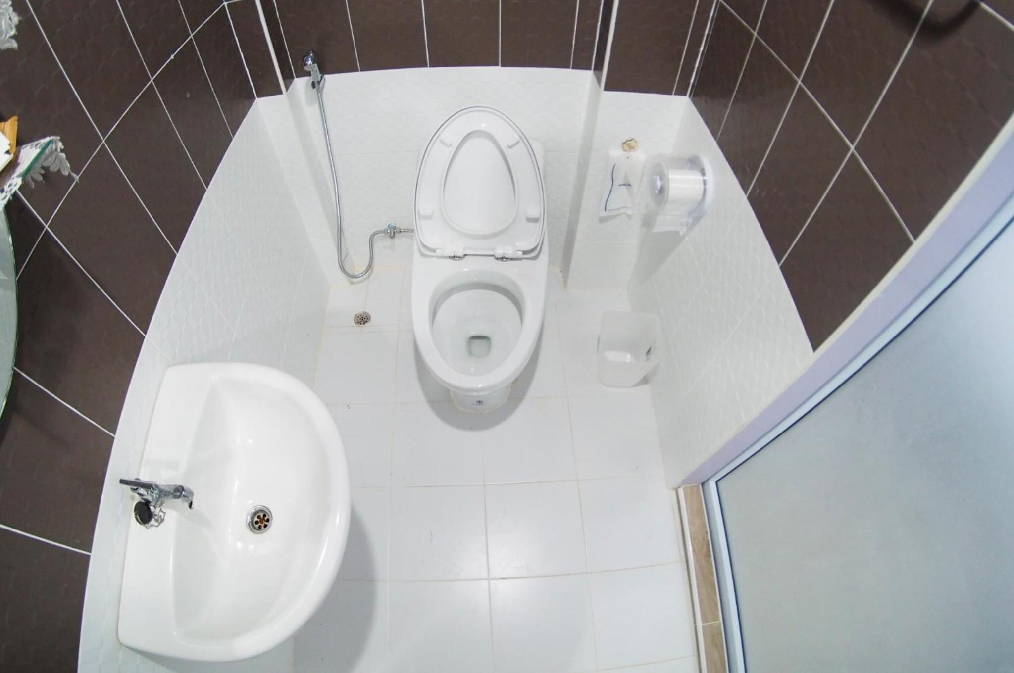 Twin Room with Private Bathroom - Photo 14