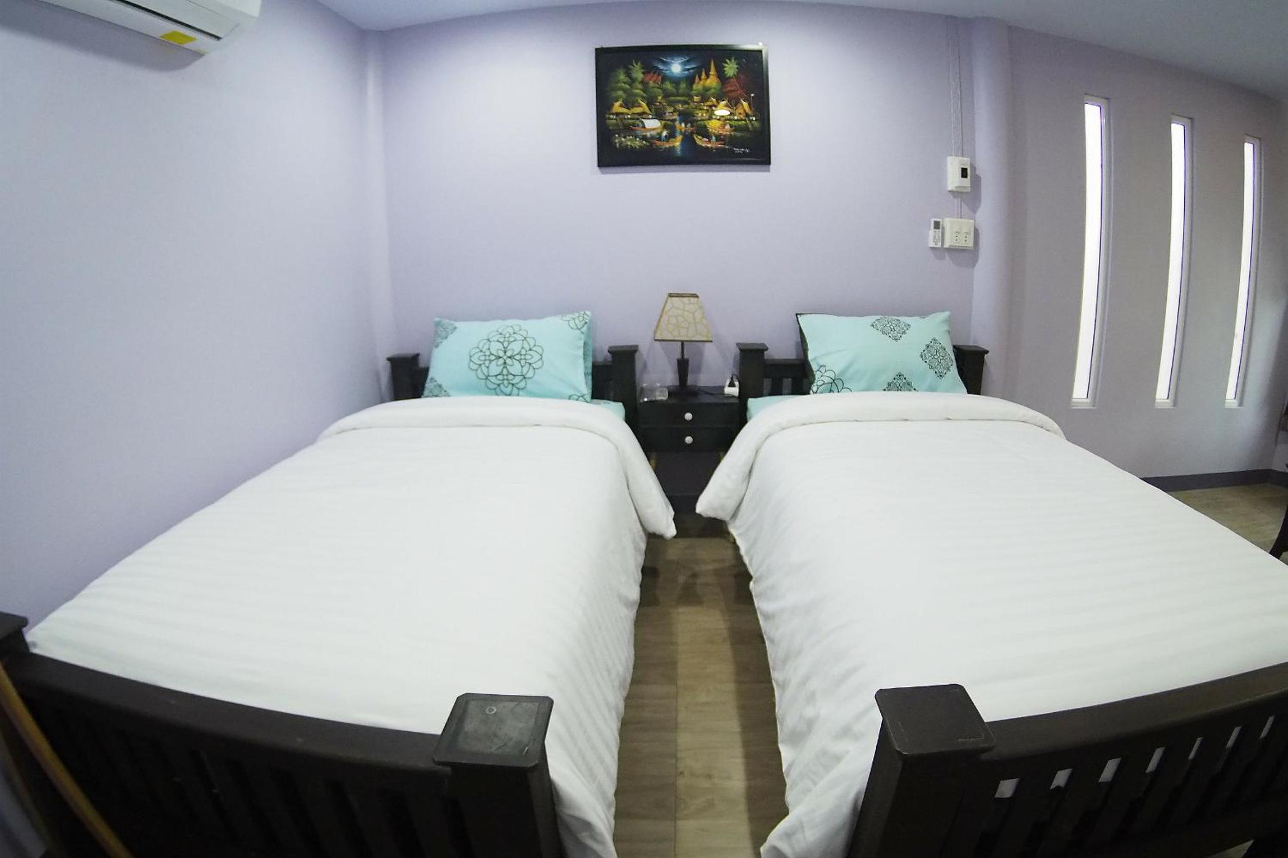 Twin Room with Private Bathroom - Photo 6