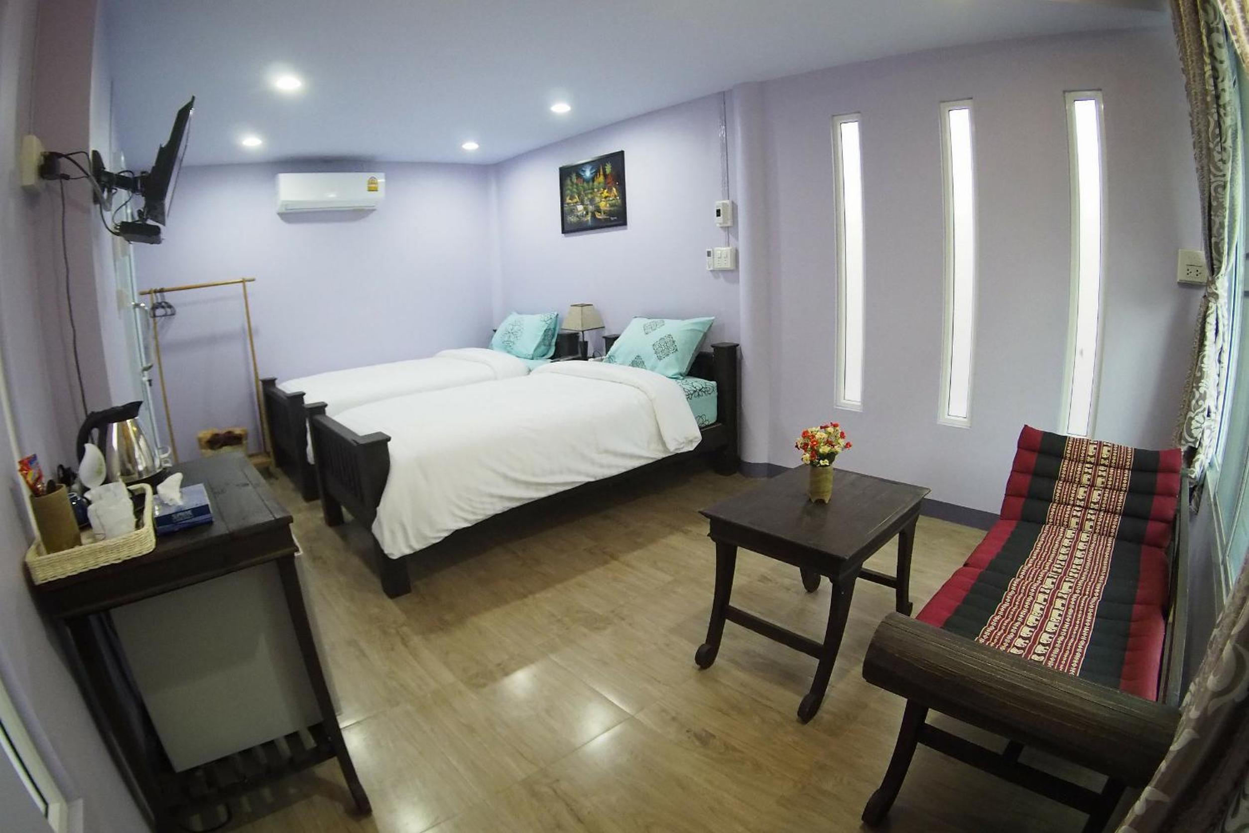 Twin Room with Private Bathroom - Photo 12