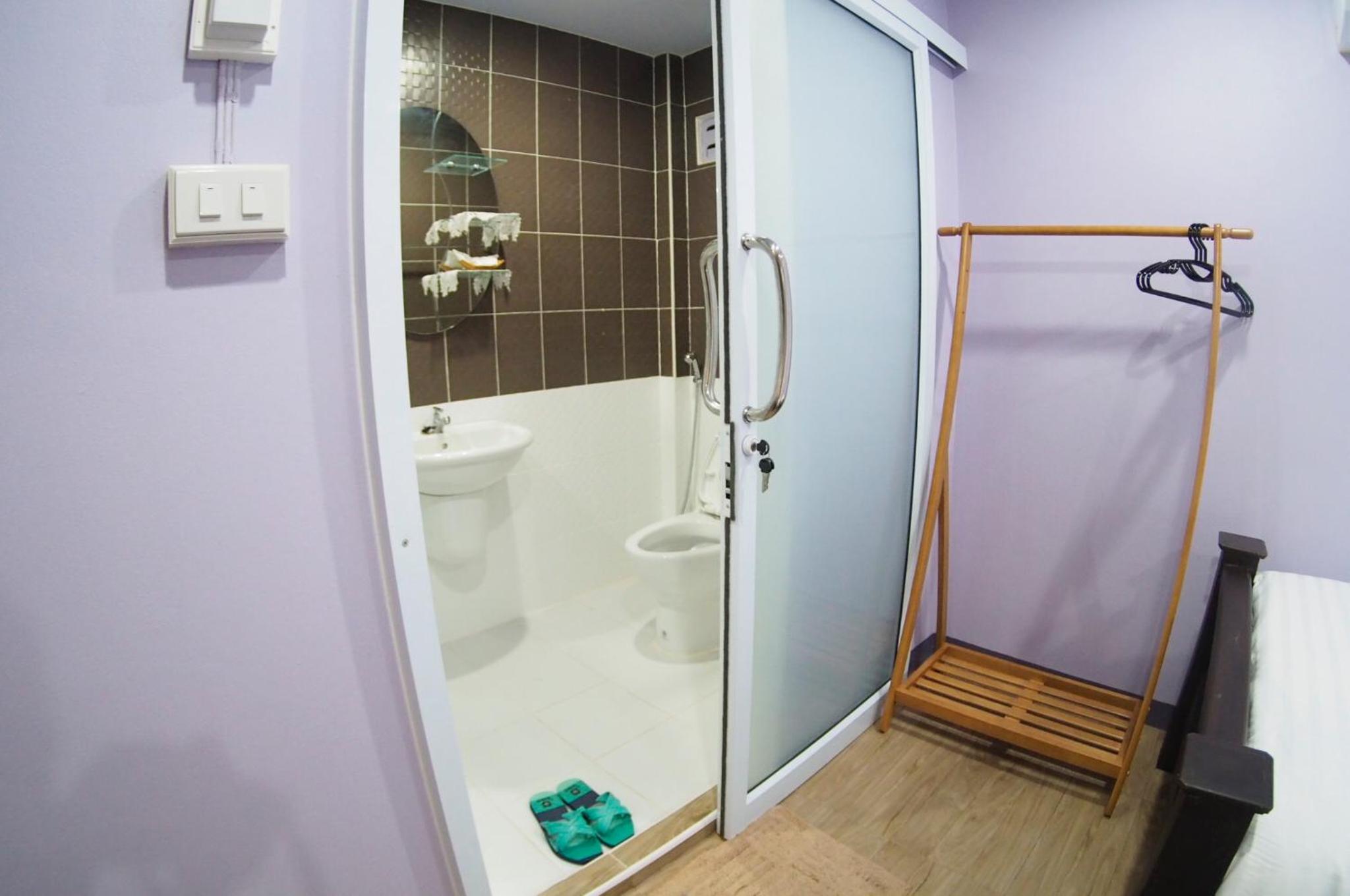 Twin Room with Private Bathroom - Photo 8