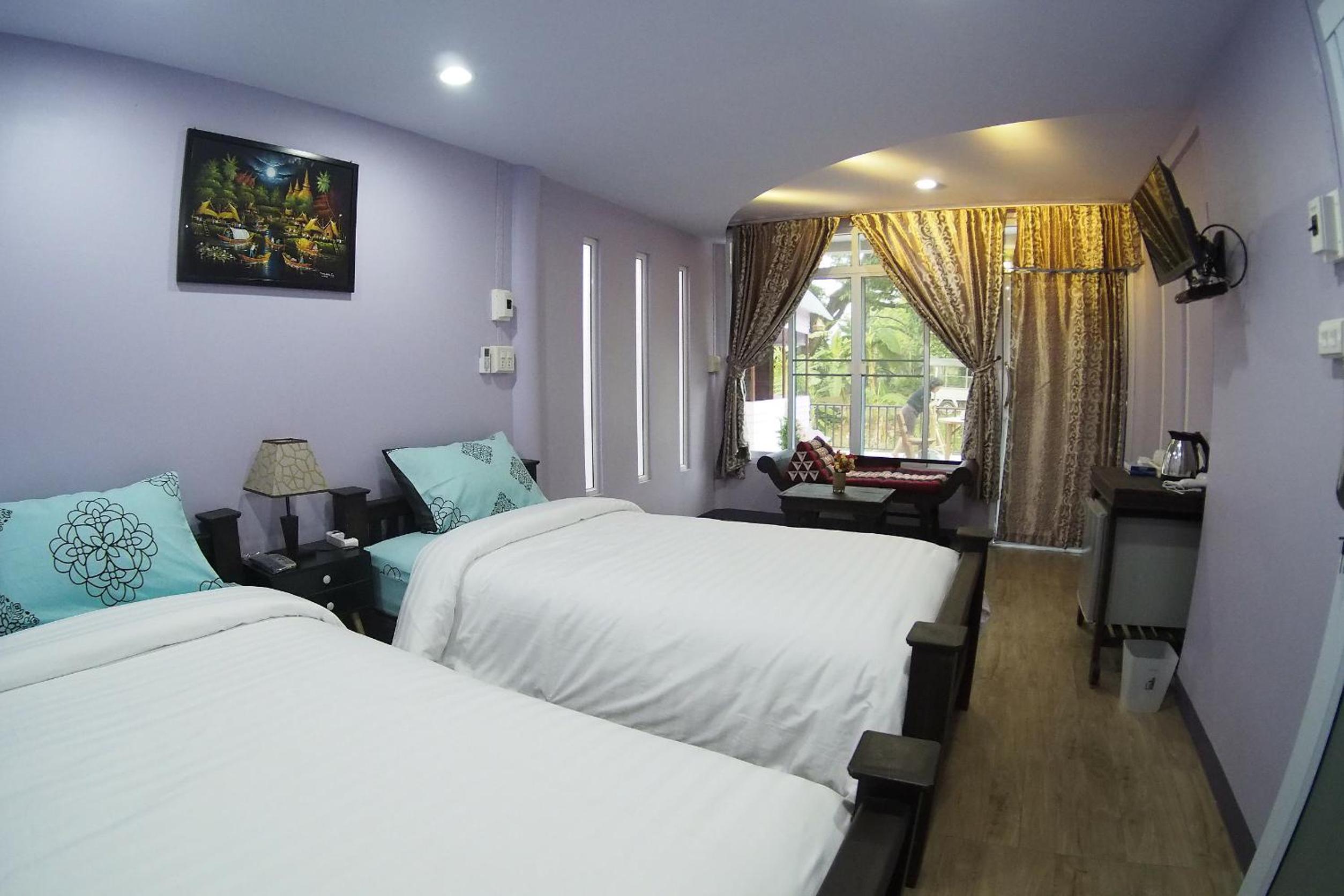 Twin Room with Private Bathroom - Photo 9