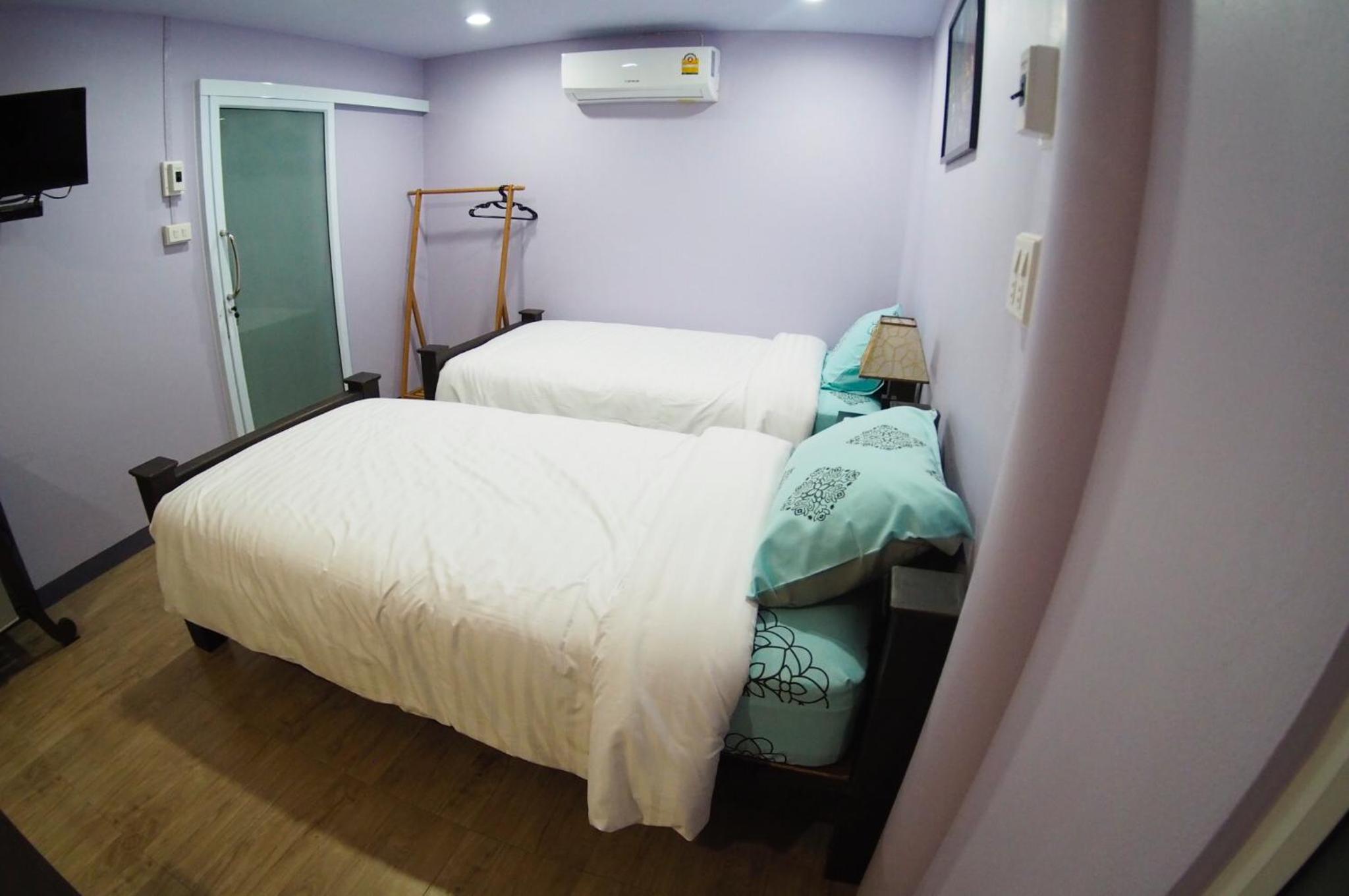 Twin Room with Private Bathroom - Photo 15