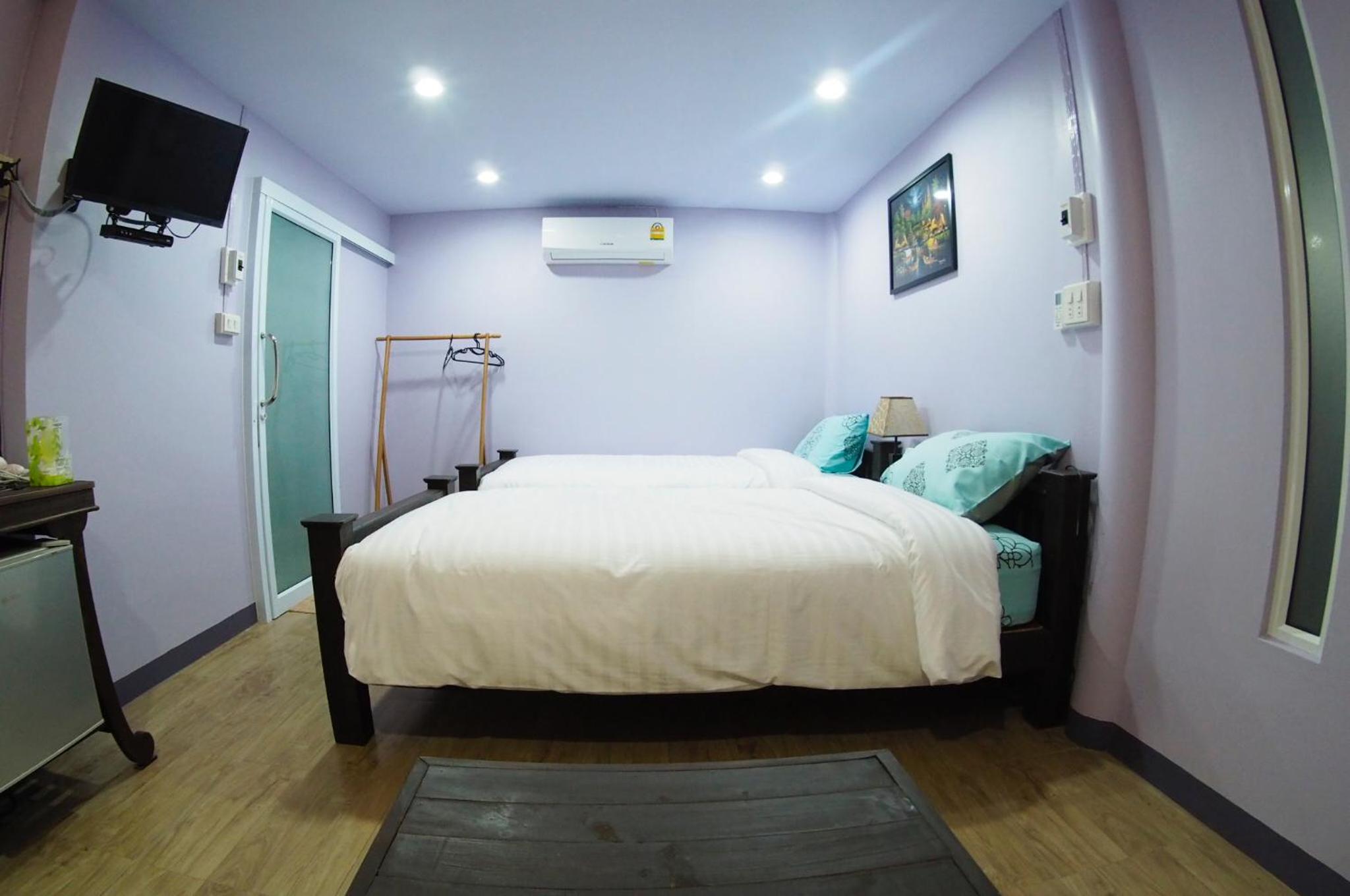 Twin Room with Private Bathroom - Photo 5