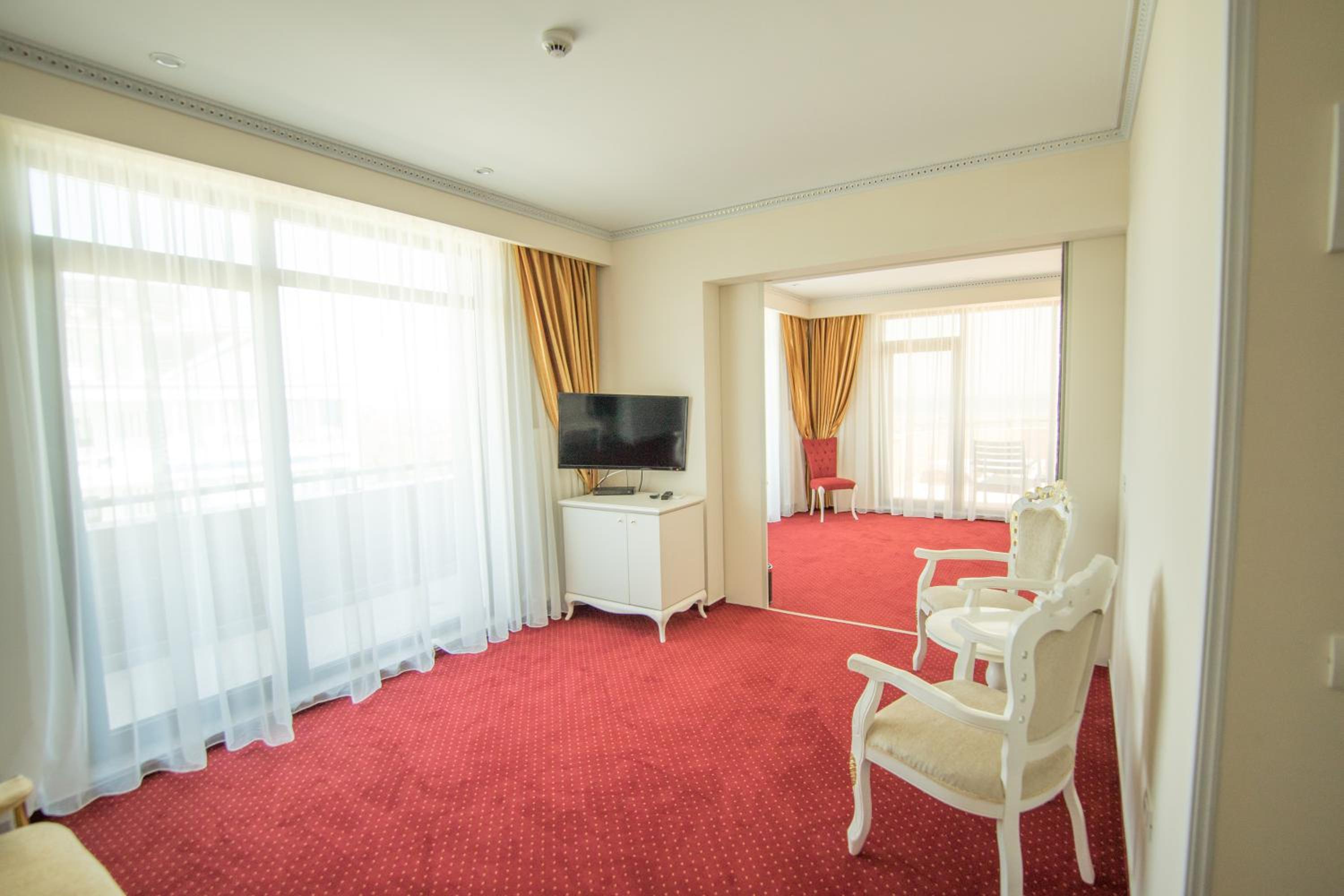 One-Bedroom Apartment (2 Adults + 2 Children) photo 2