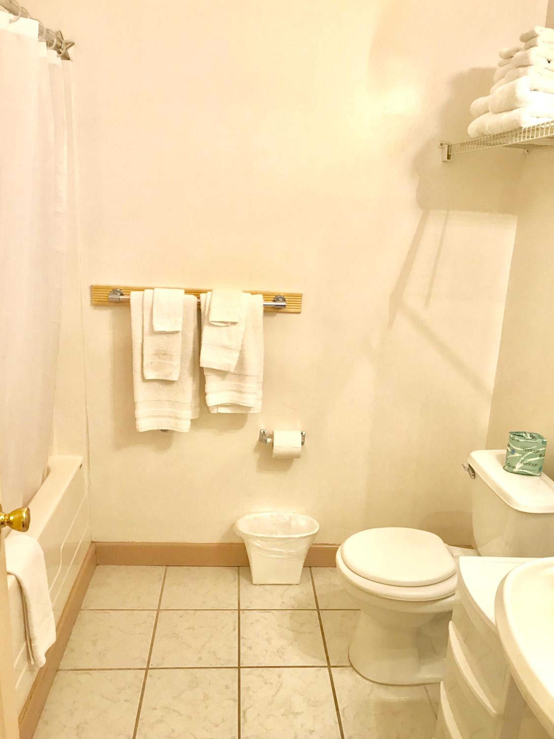 Two-Bedroom Cottage - Non-Smoking - Photo 4