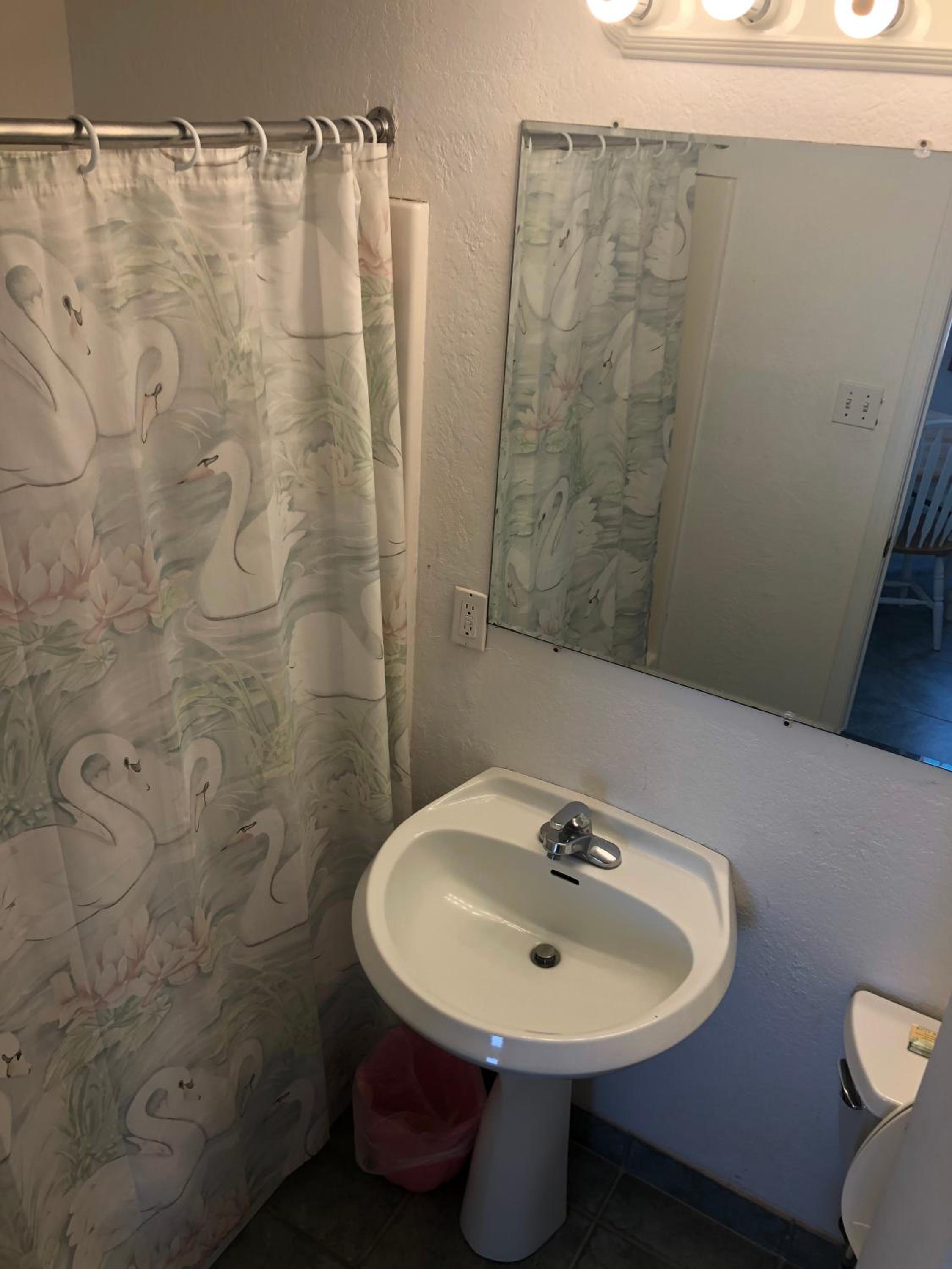 Deluxe Queen Studio with No View (Third Floor Only) photo 3