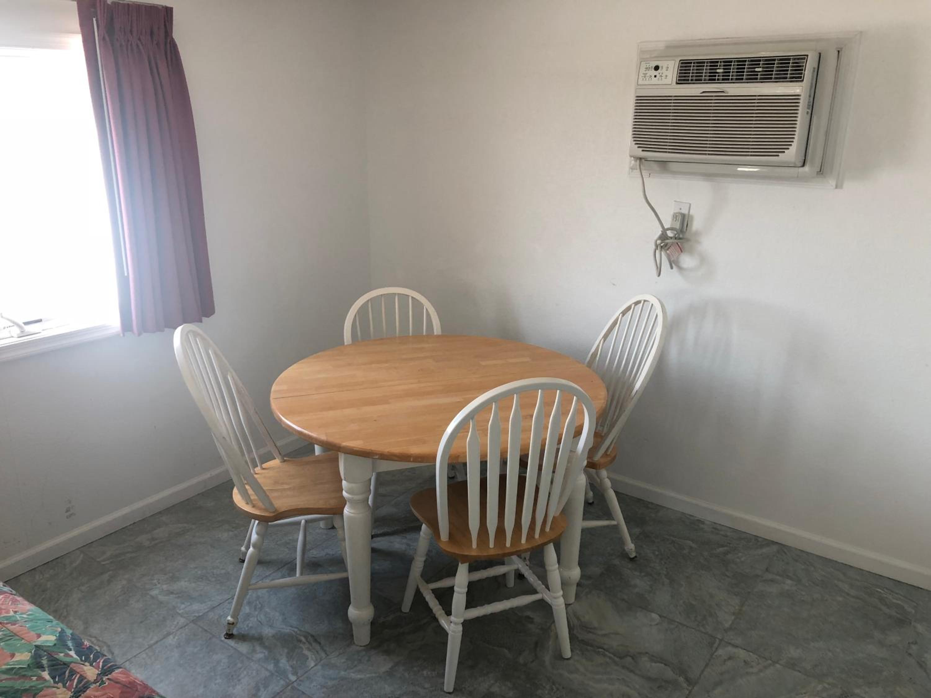 Deluxe Queen Studio with No View (Third Floor Only) photo 2