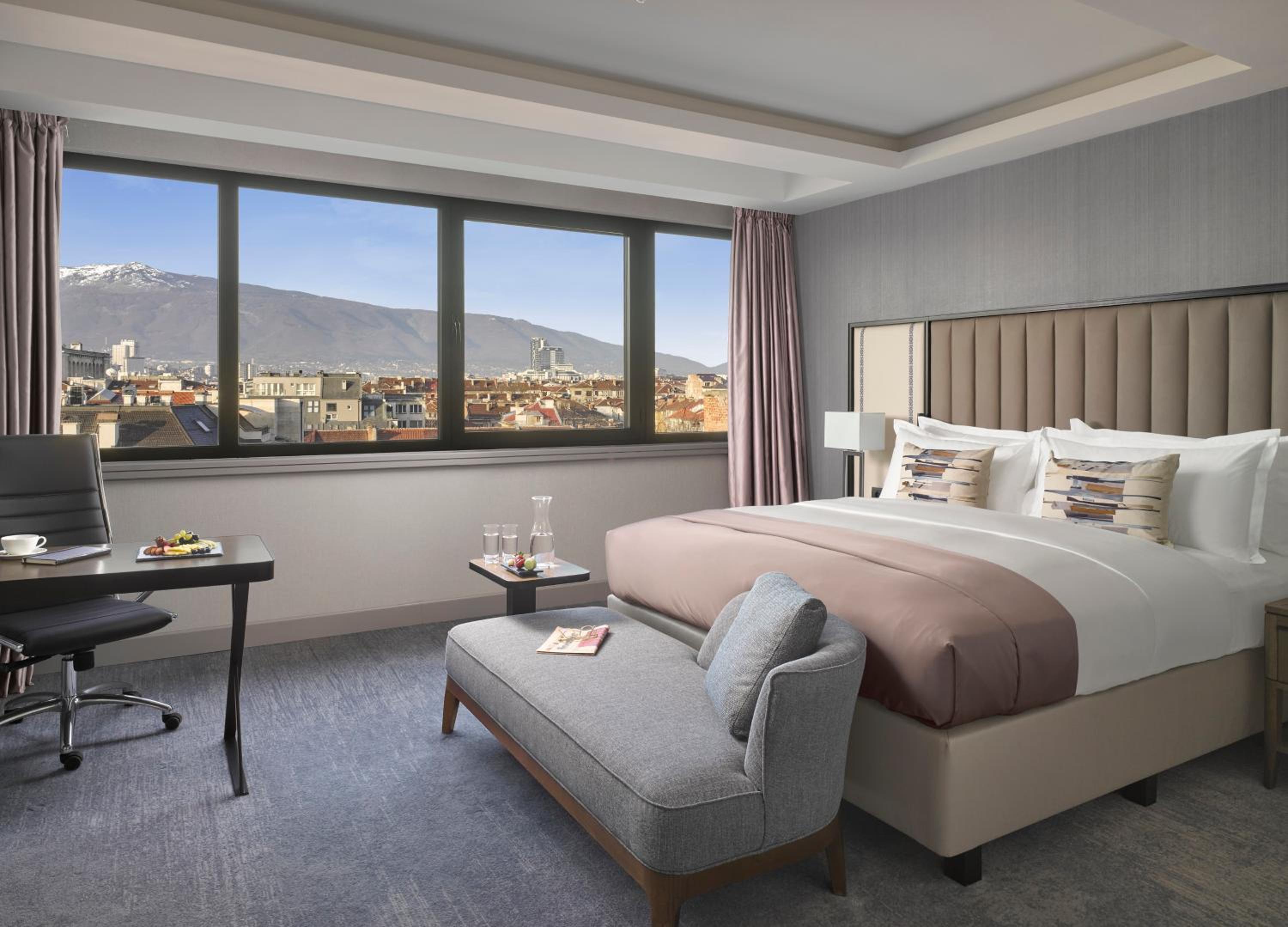 Classic King Room with Mountain View and Lounge Access - Photo 1