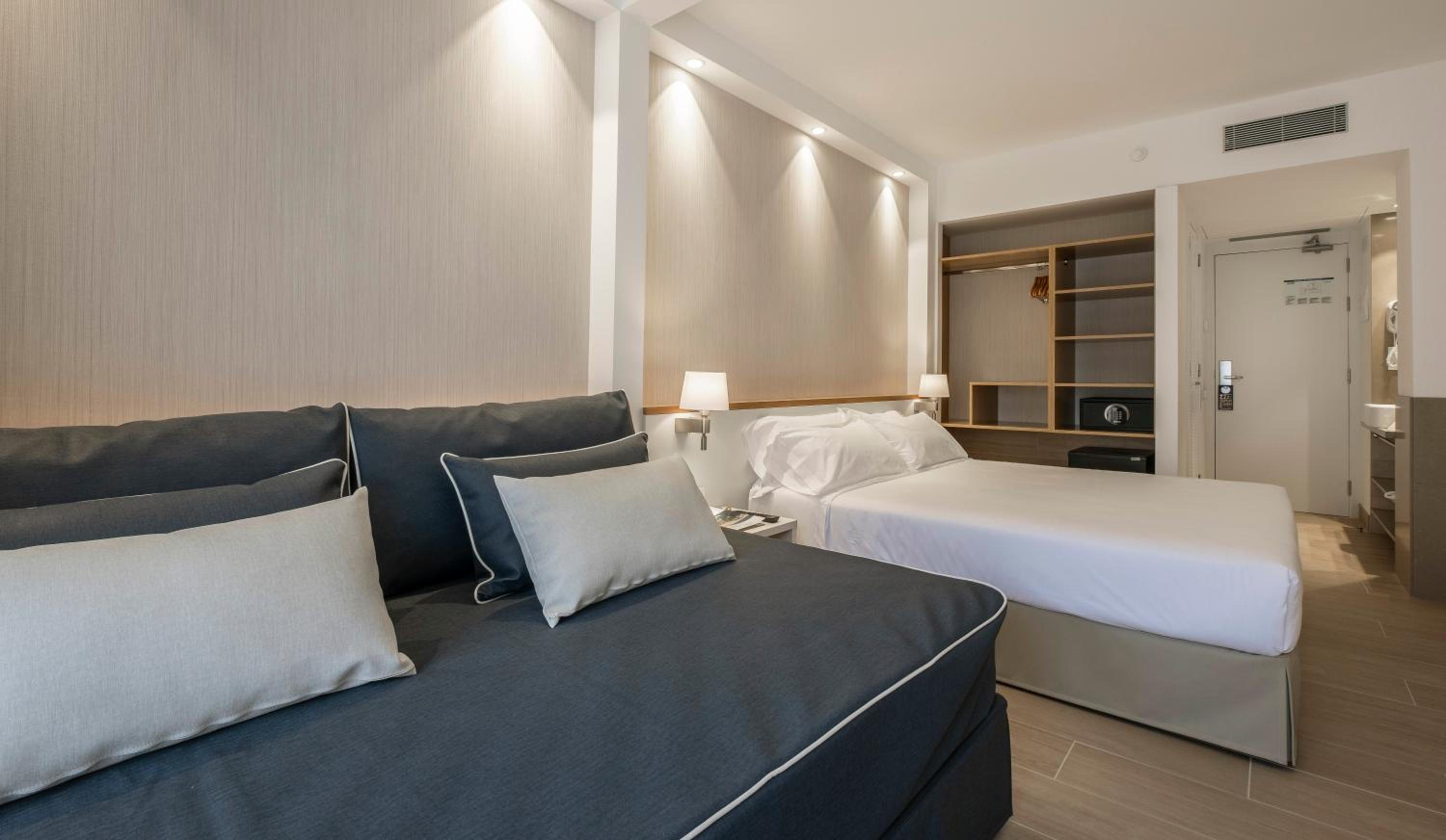 Standard Double Room (3 adults) photo 2