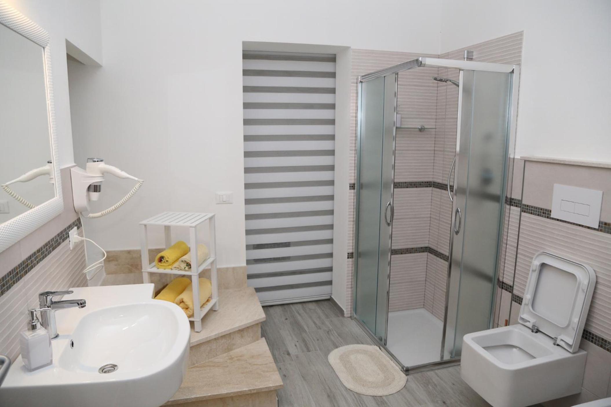 Deluxe Double Room (2 Adults + 1 Child) - Photo 10