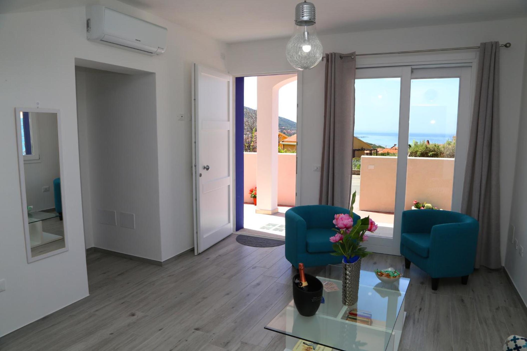 Deluxe Double Room (2 Adults + 1 Child) - Photo 1