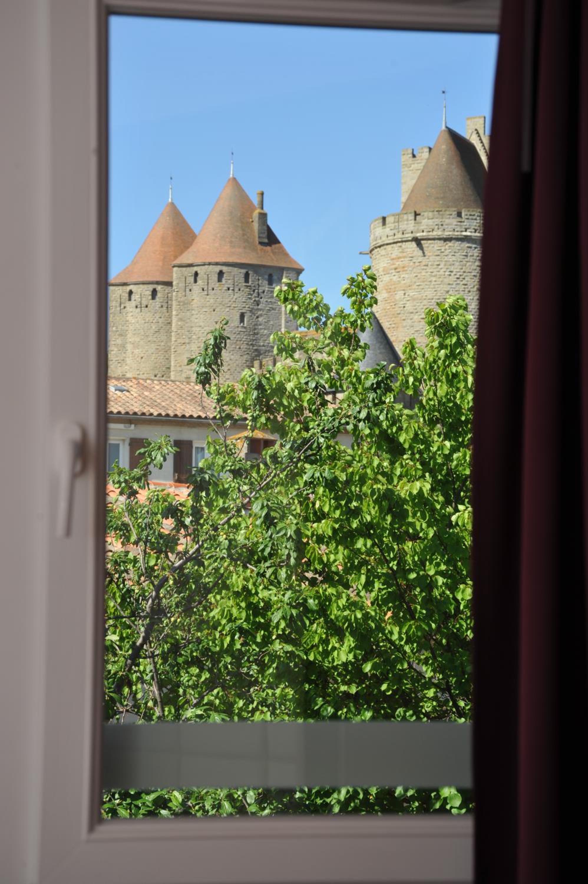 Twin Room with Medieval city view - Photo 4