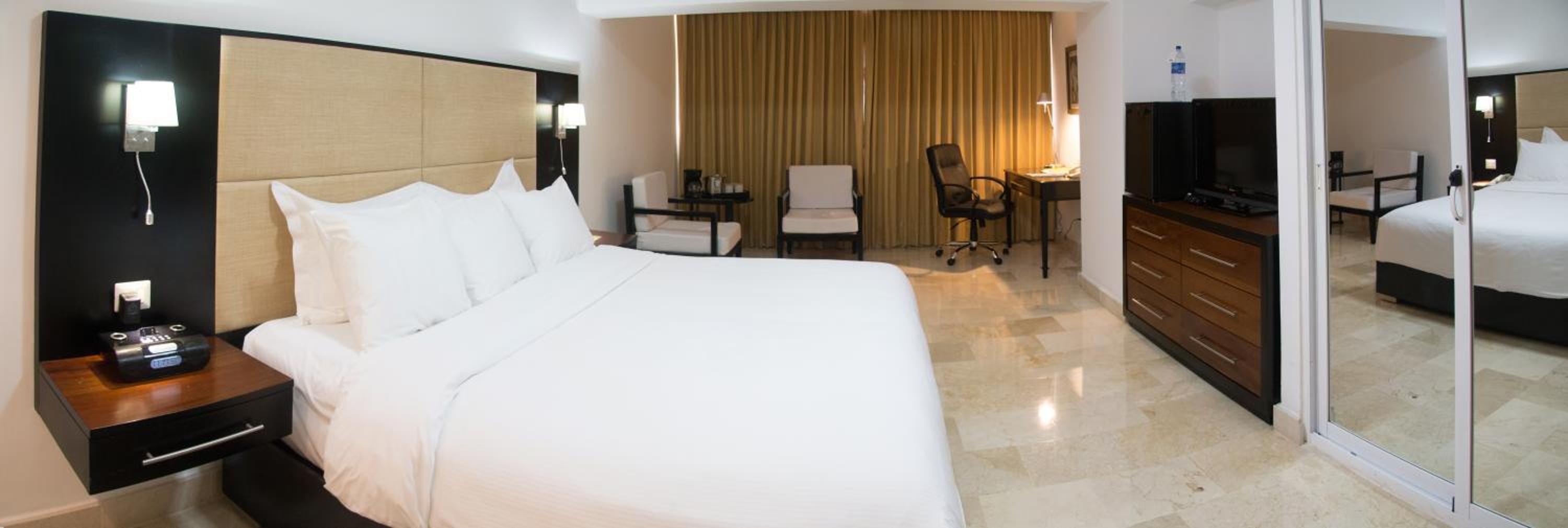 One-Bedroom King Suite with Sofa Bed - Non-Smoking - Photo 5