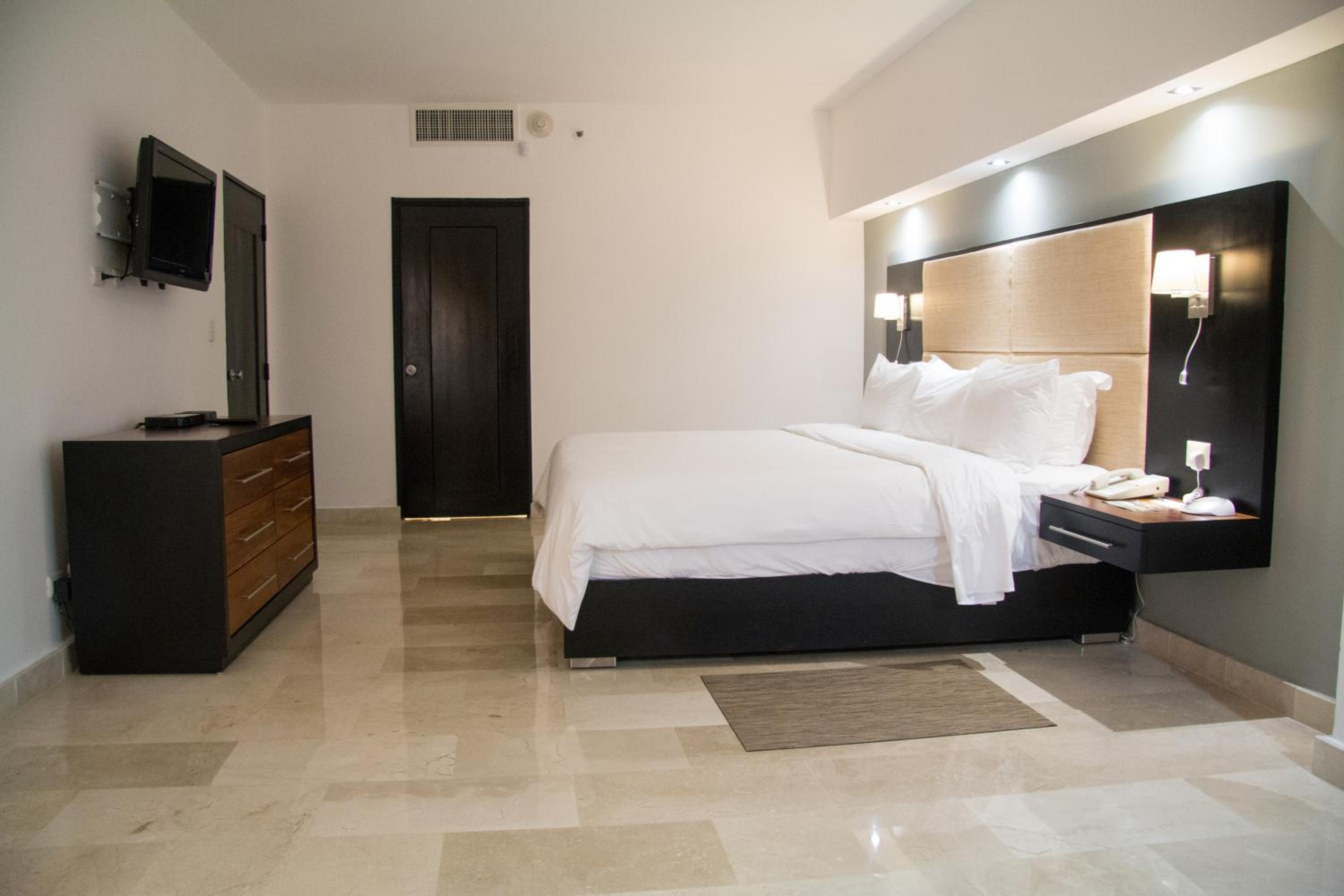 One-Bedroom King Suite with Sofa Bed - Non-Smoking - Photo 3