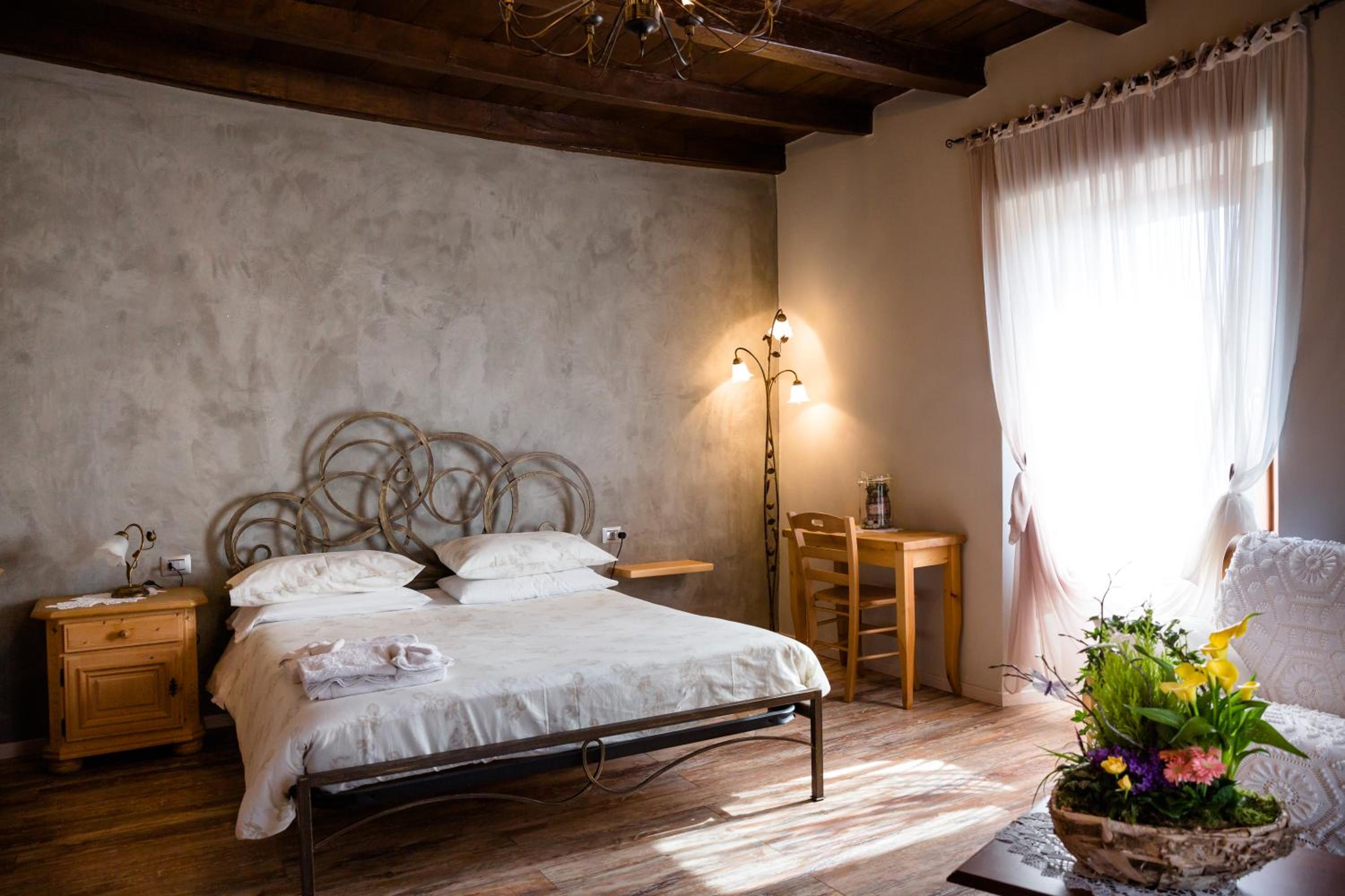 Queen Room with Private External Bathroom