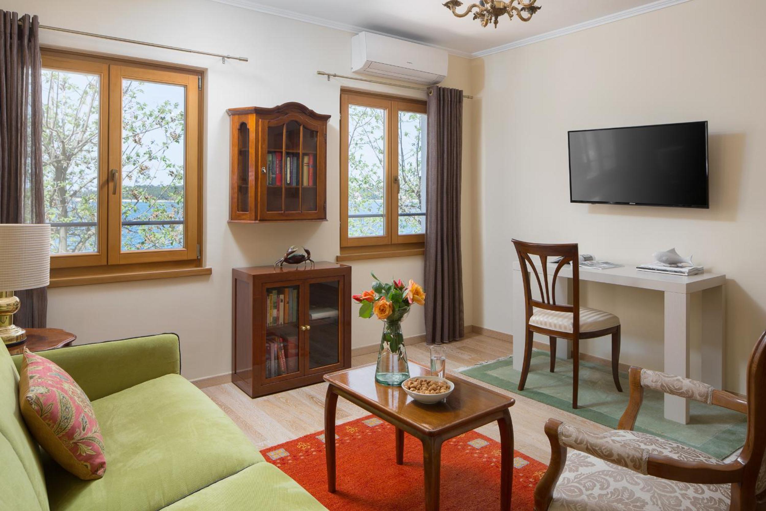 One-Bedroom Apartment with Sea View