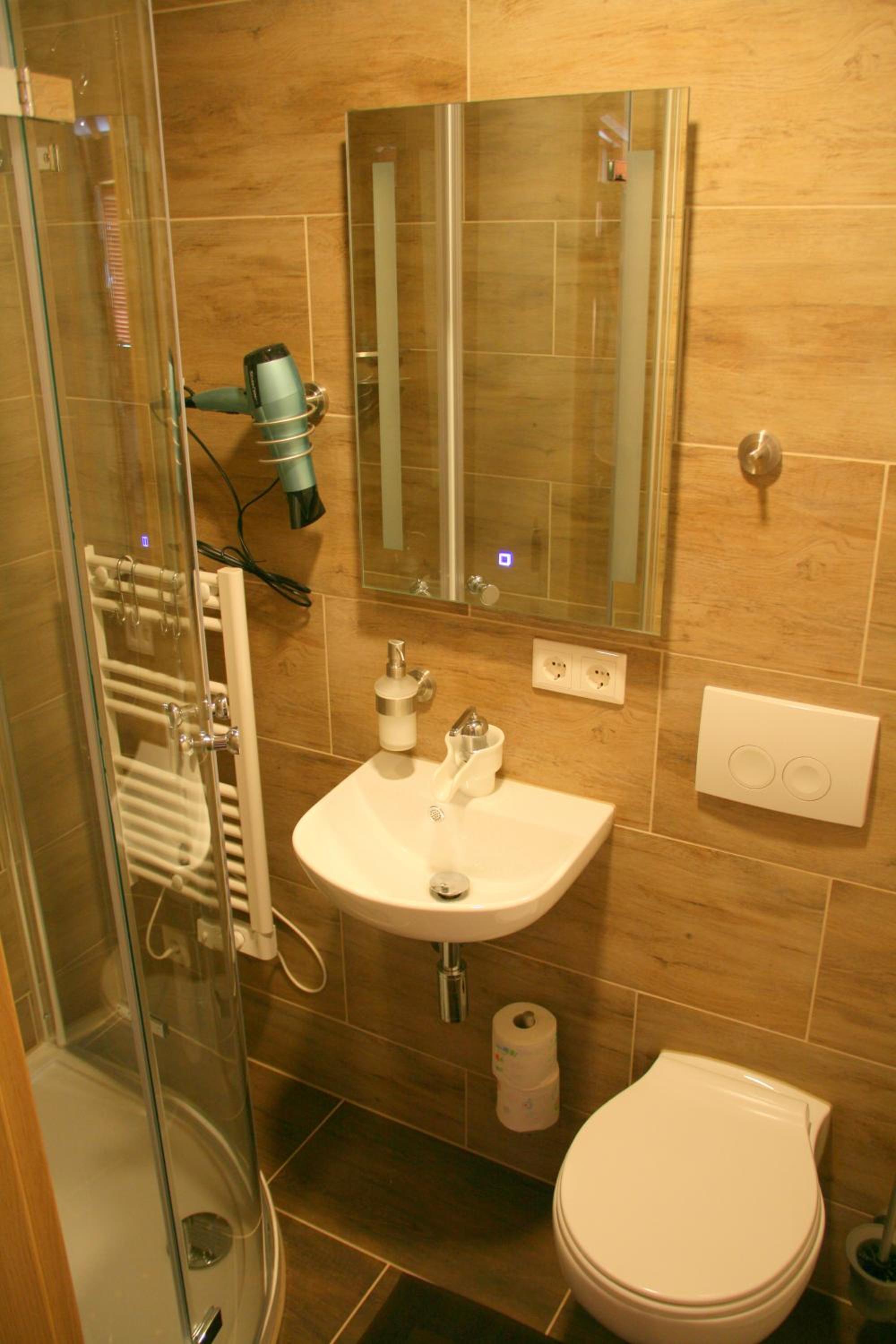 Deluxe Double Room (2 Adults + 1 Child) - Photo 8