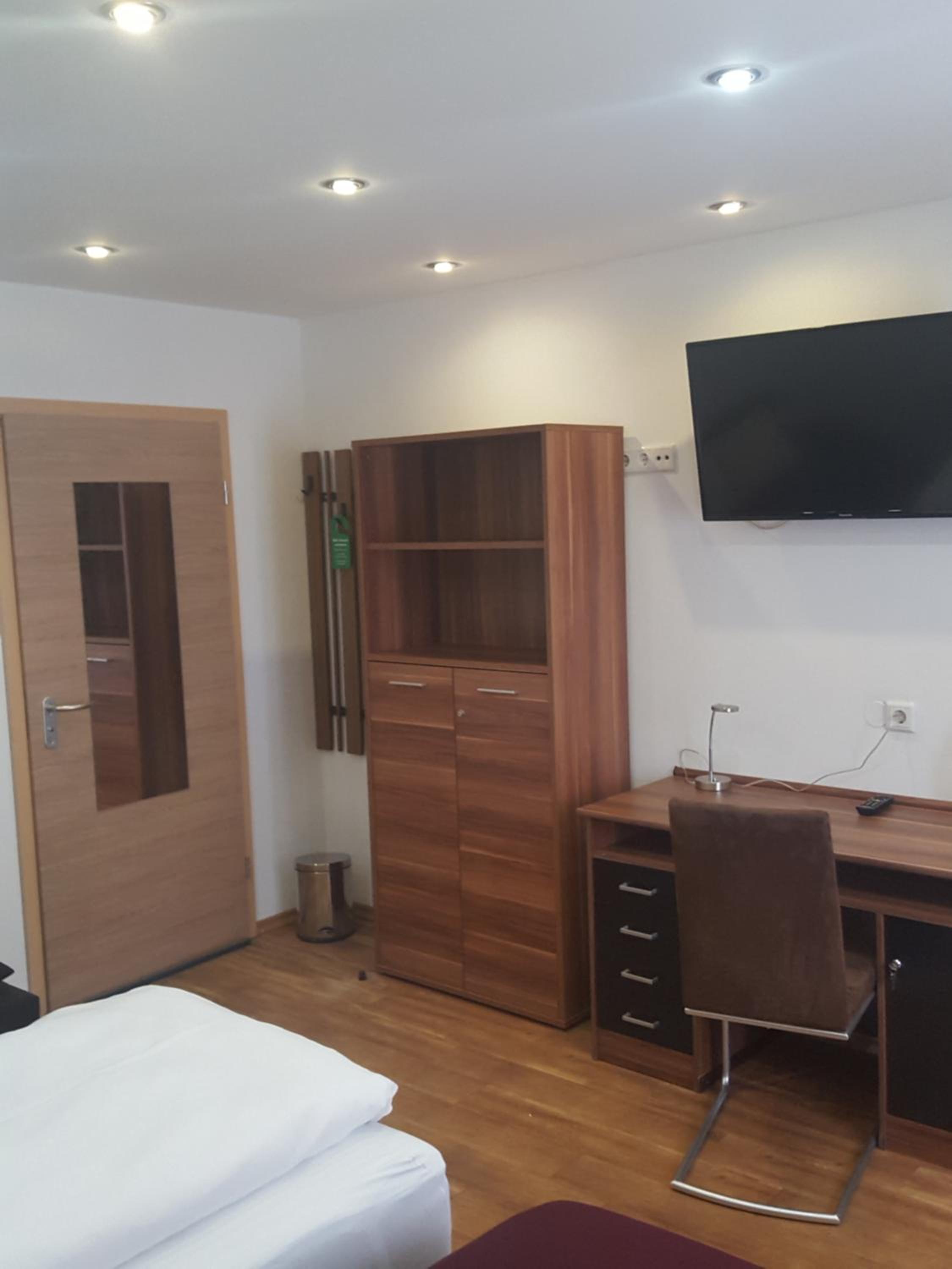 Deluxe Double Room with Shower - Photo 5