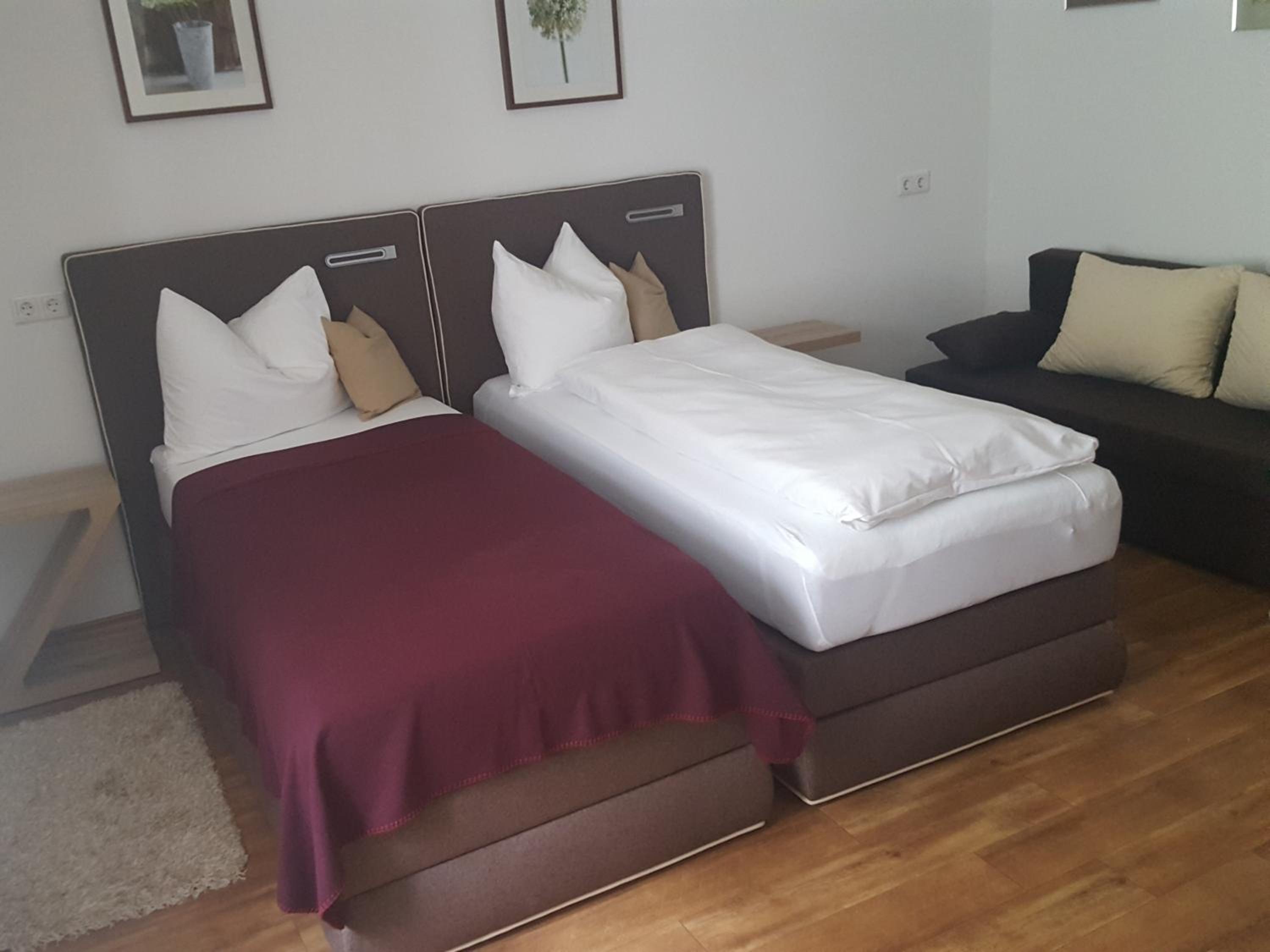 Deluxe Double Room with Shower - Photo 4